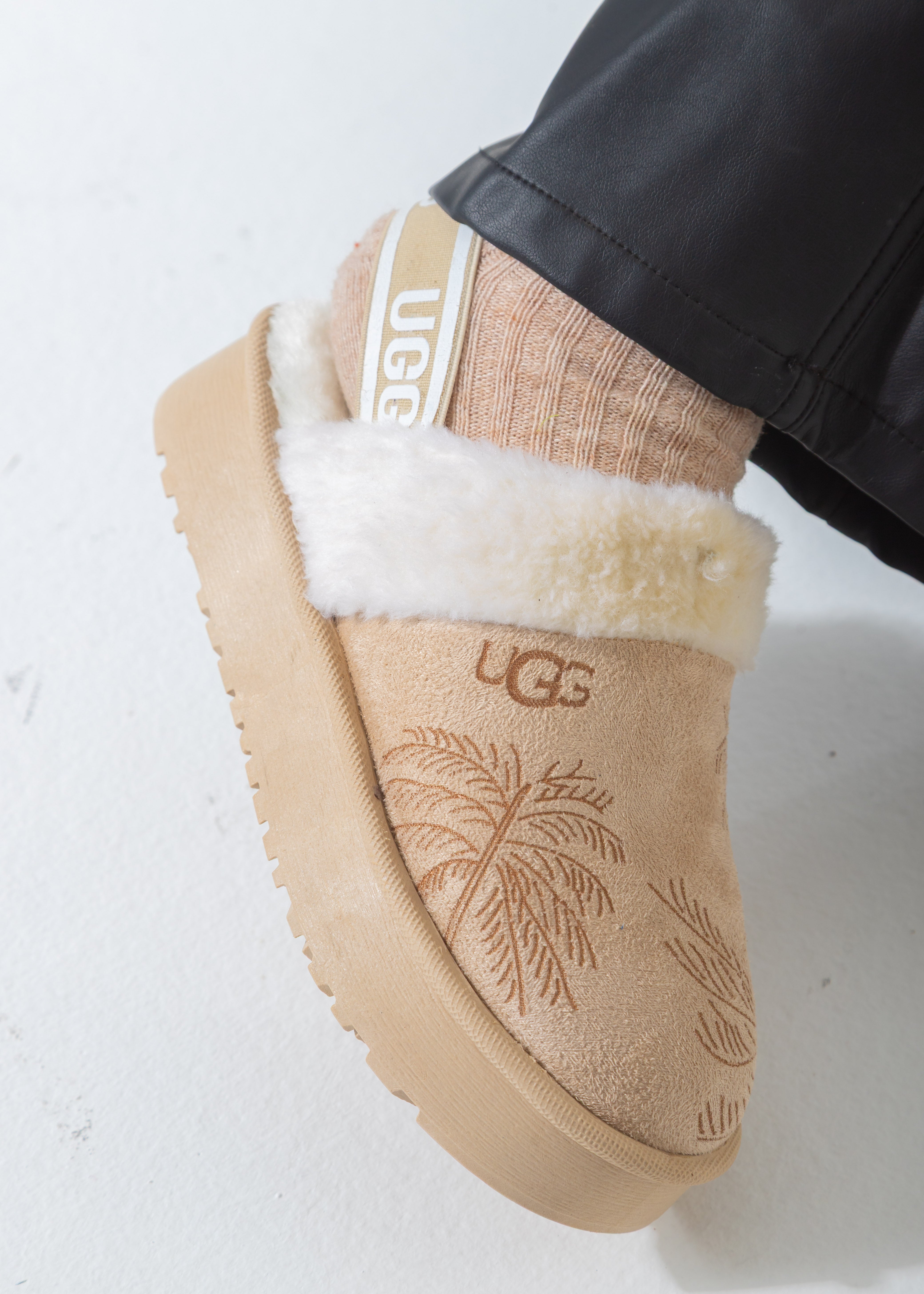 Elastic Strap Cozy Platform Clogs-beige