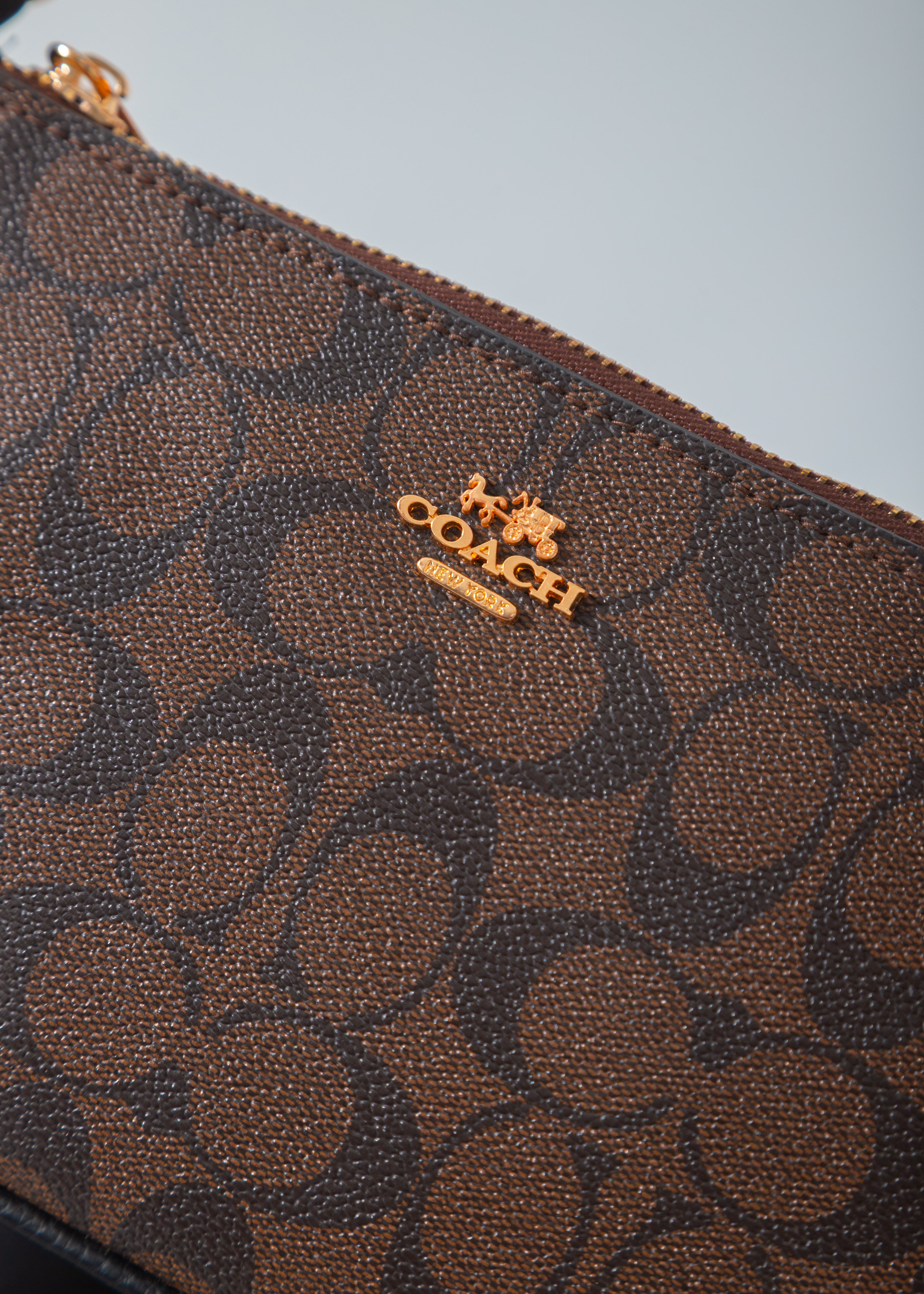 The Iconic Shoulder Pochette Bag-black