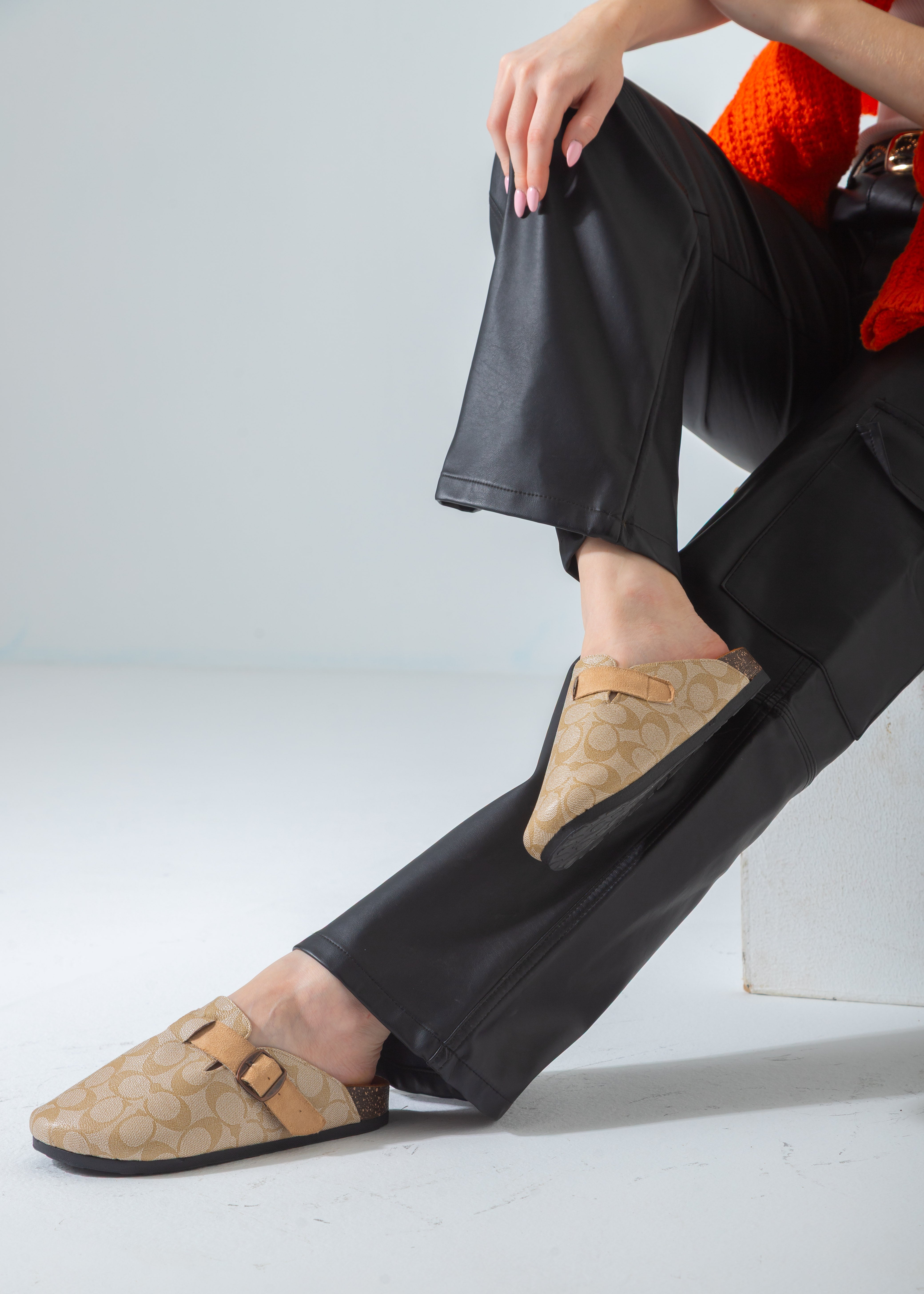 Signature Print Buckle Clog-beige