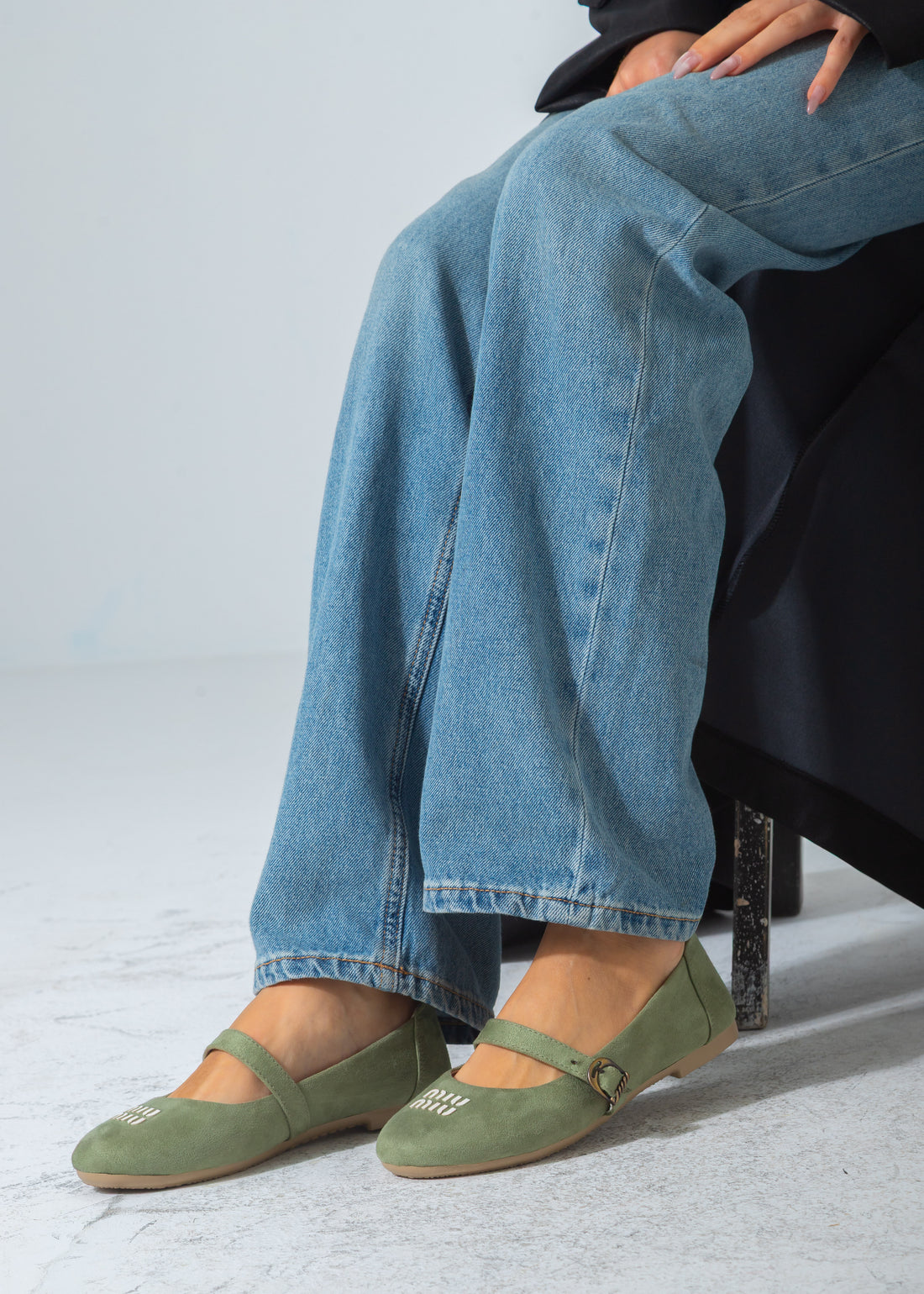 Suede Buckle Strap Flat-green