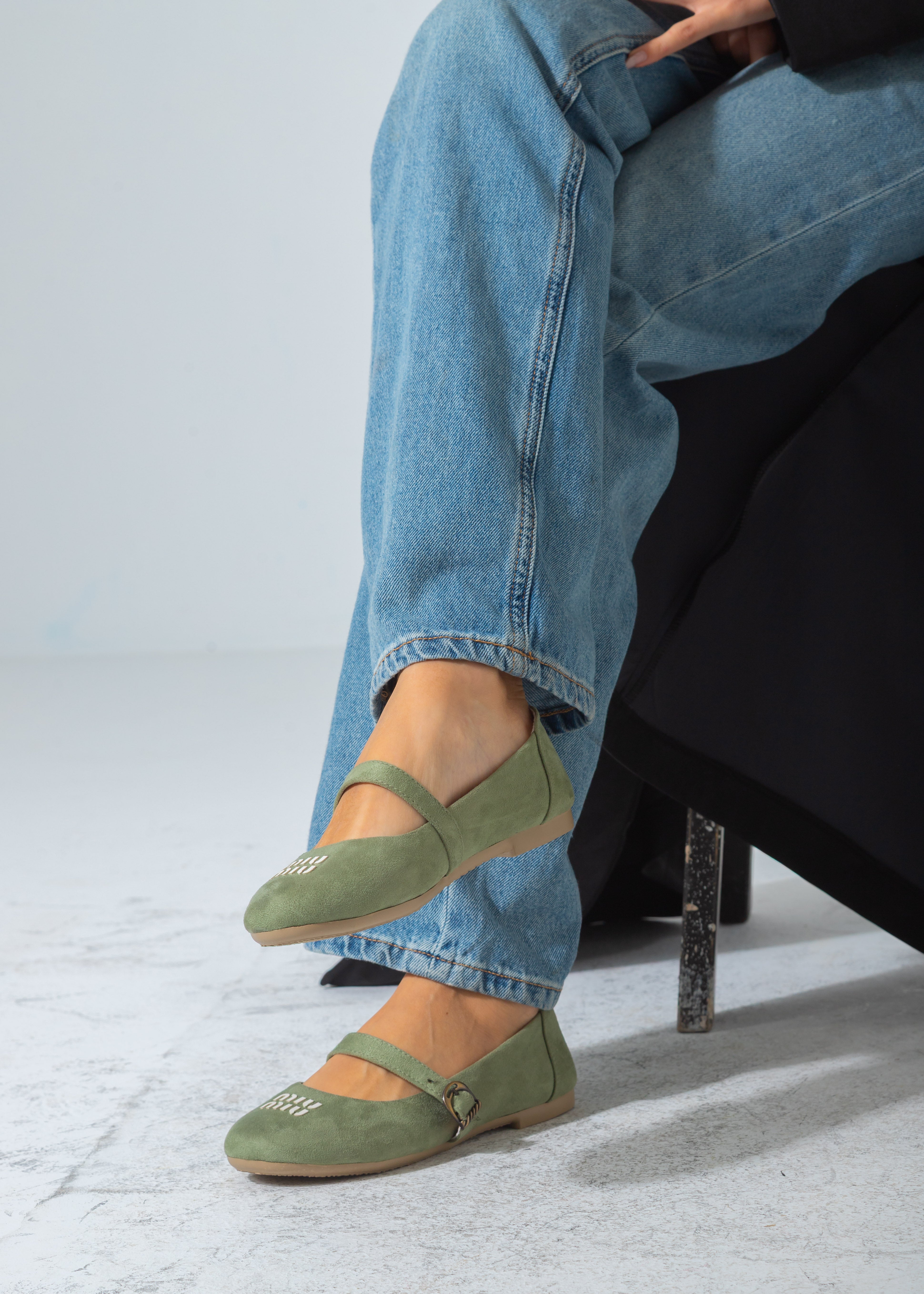 Suede Buckle Strap Flat-green