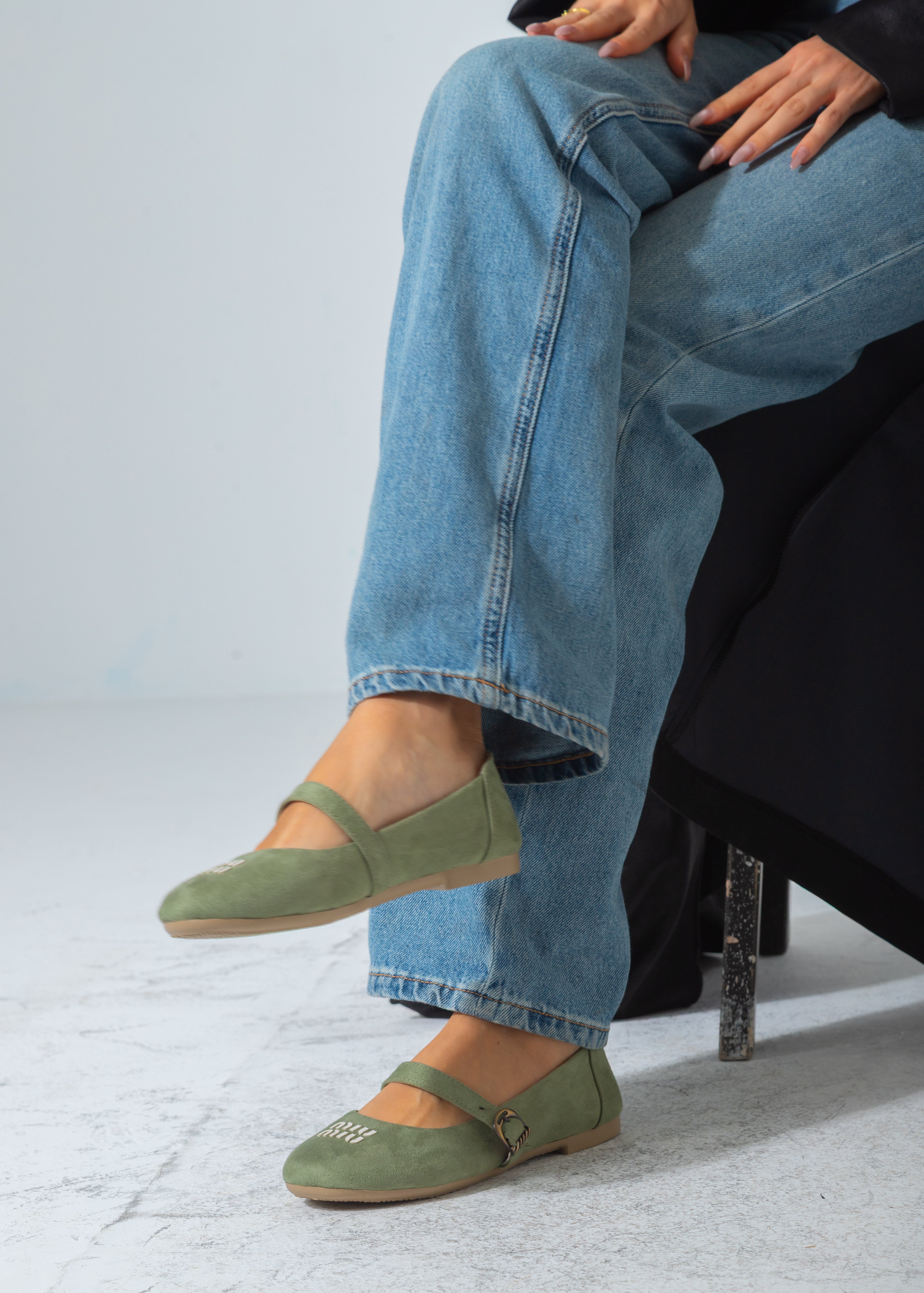 Suede Buckle Strap Flat-green