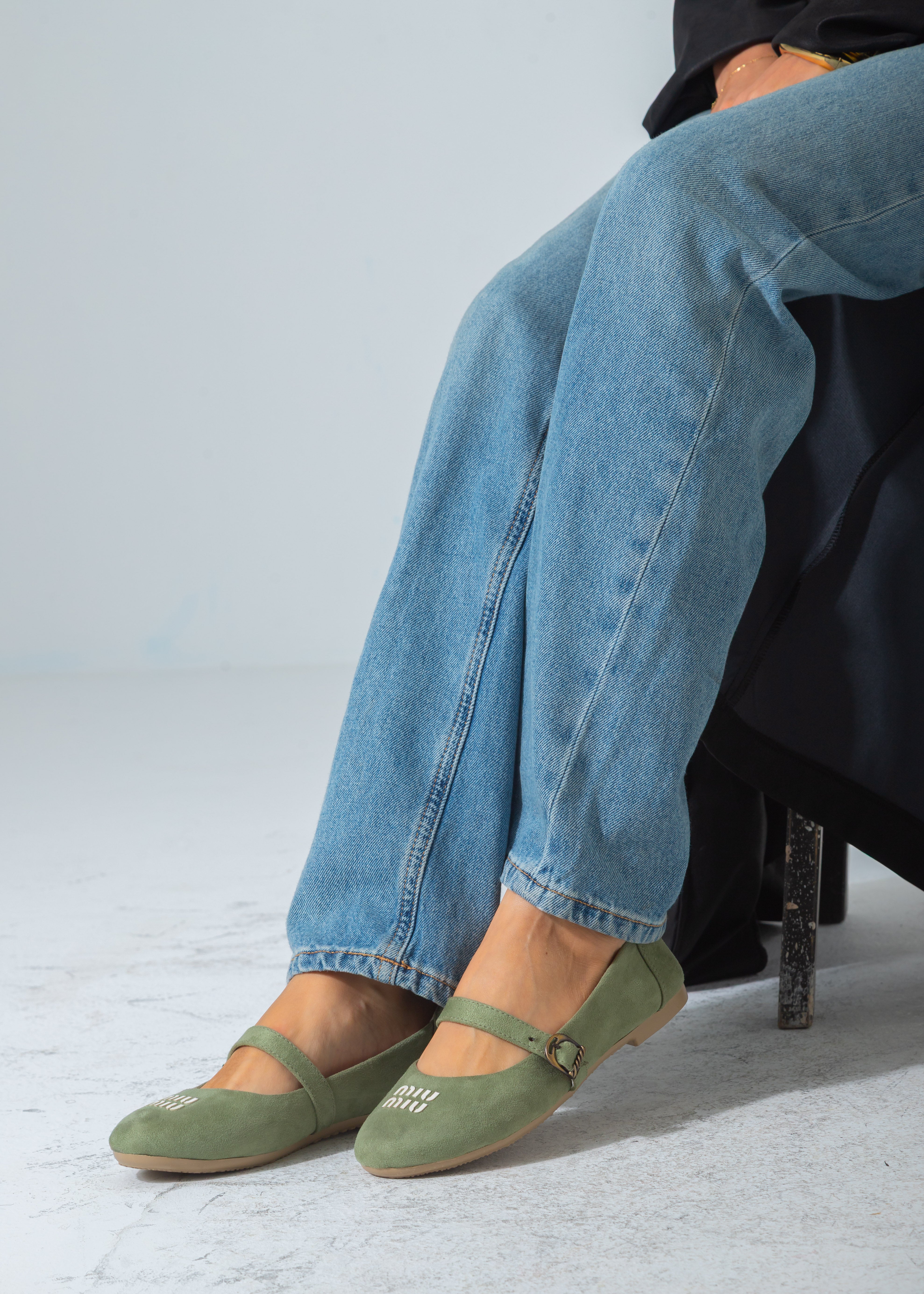 Suede Buckle Strap Flat-green