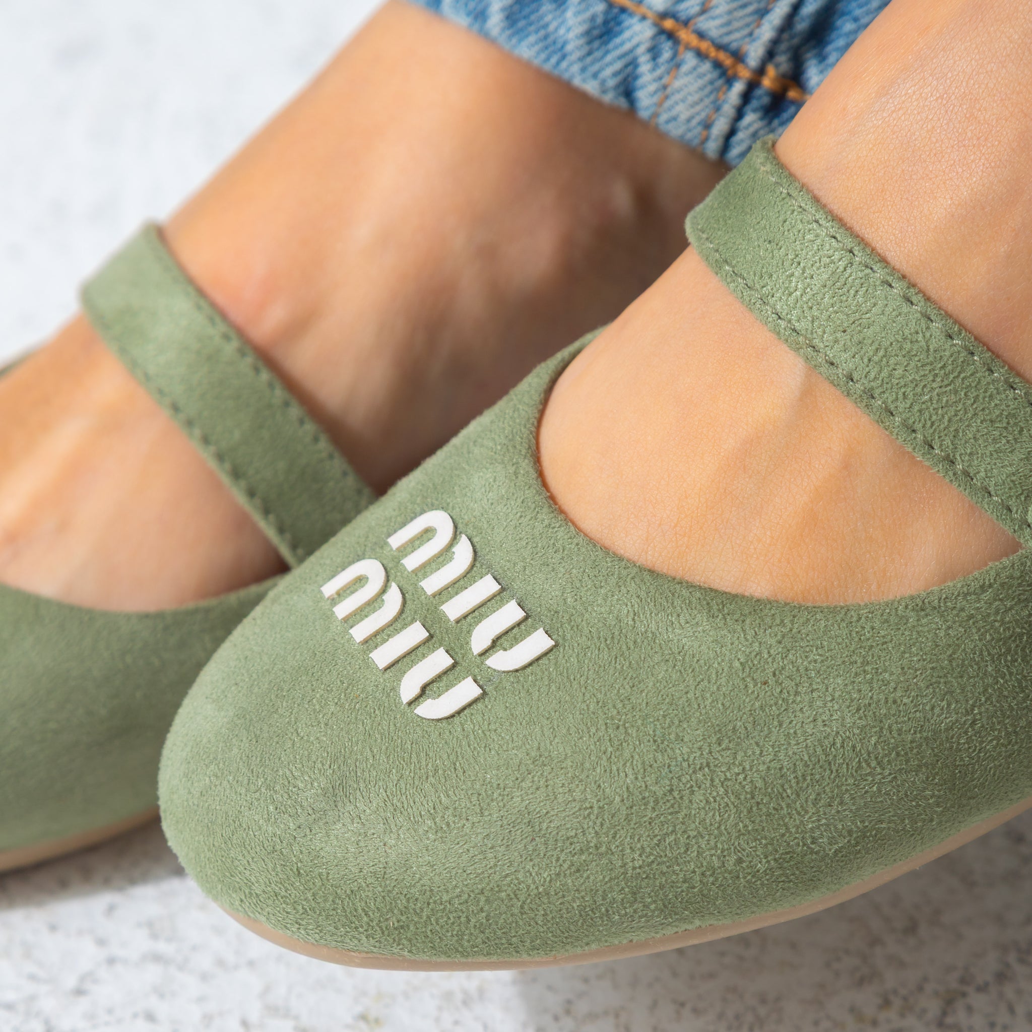Suede Buckle Strap Flat-green