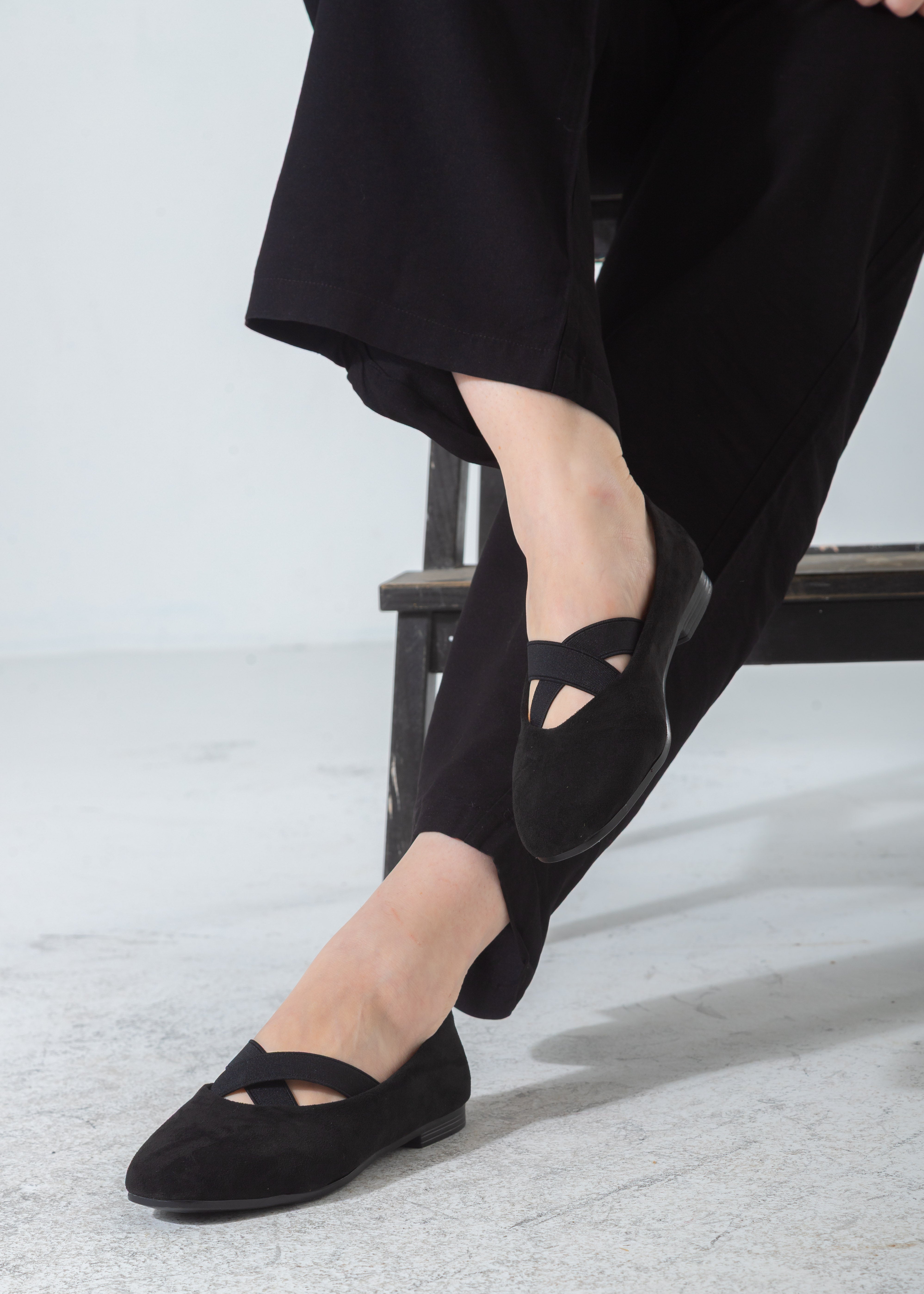 Suede Criss-Cross Elastic Flat-black