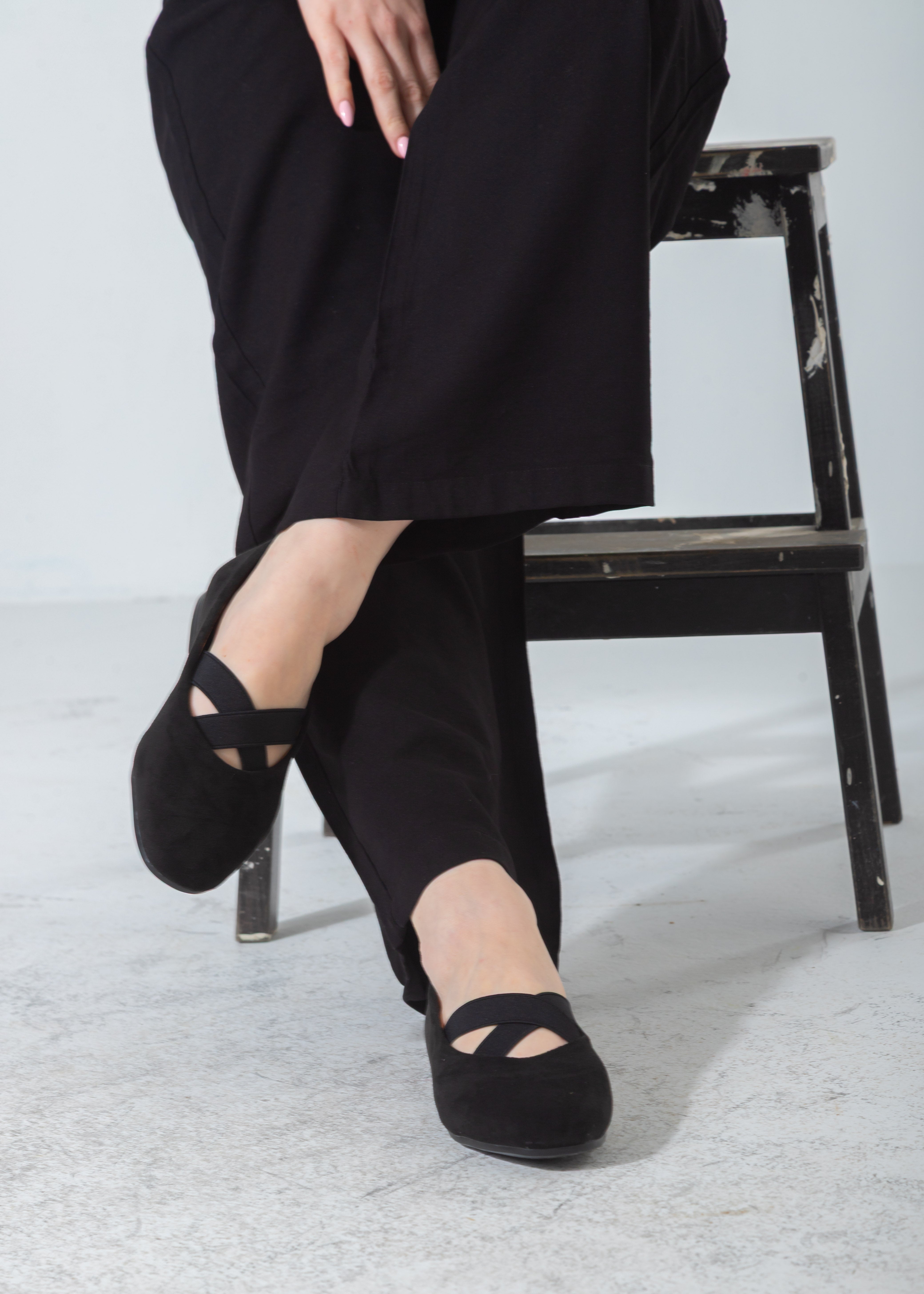 Suede Criss-Cross Elastic Flat-black