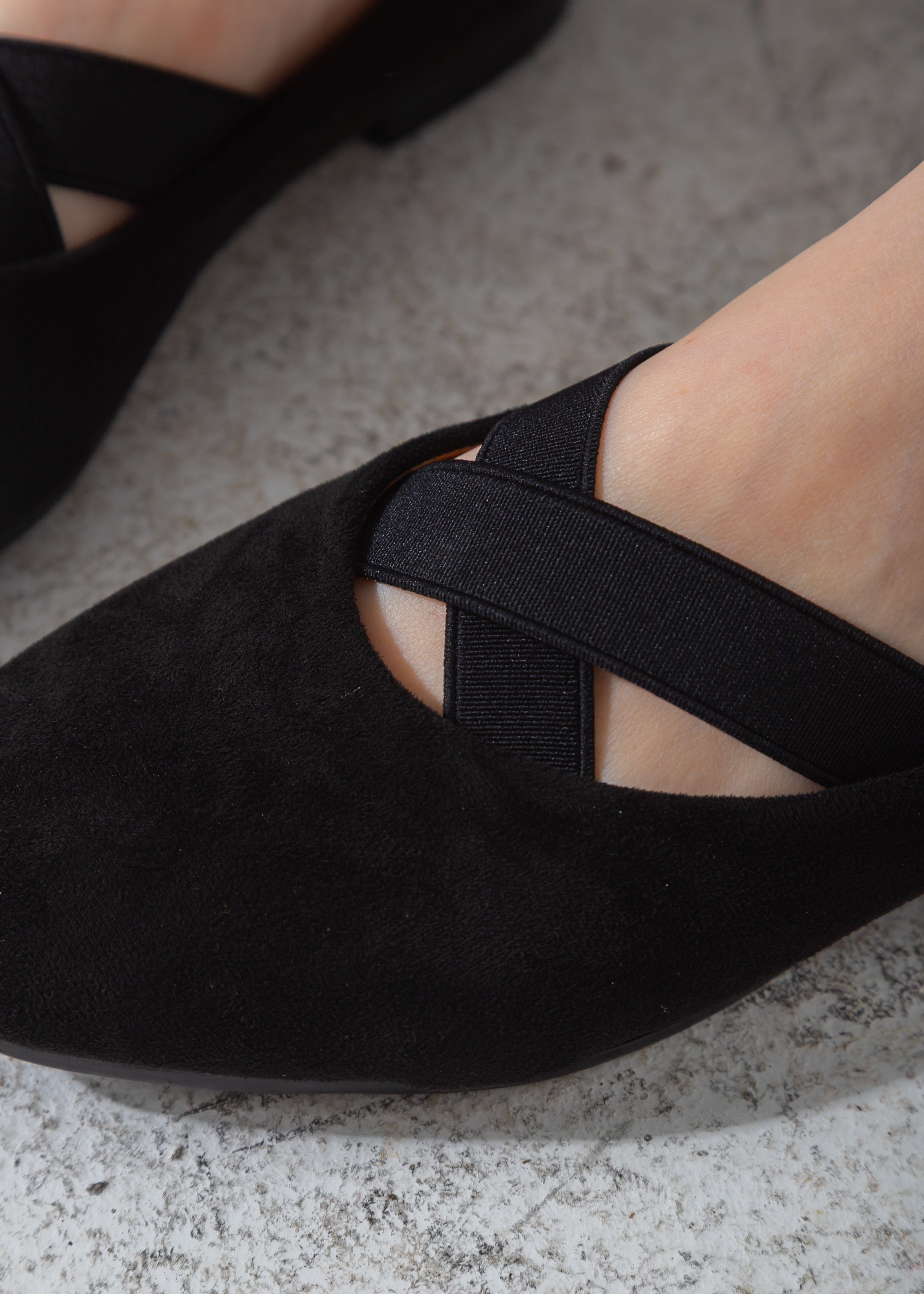 Suede Criss-Cross Elastic Flat-black