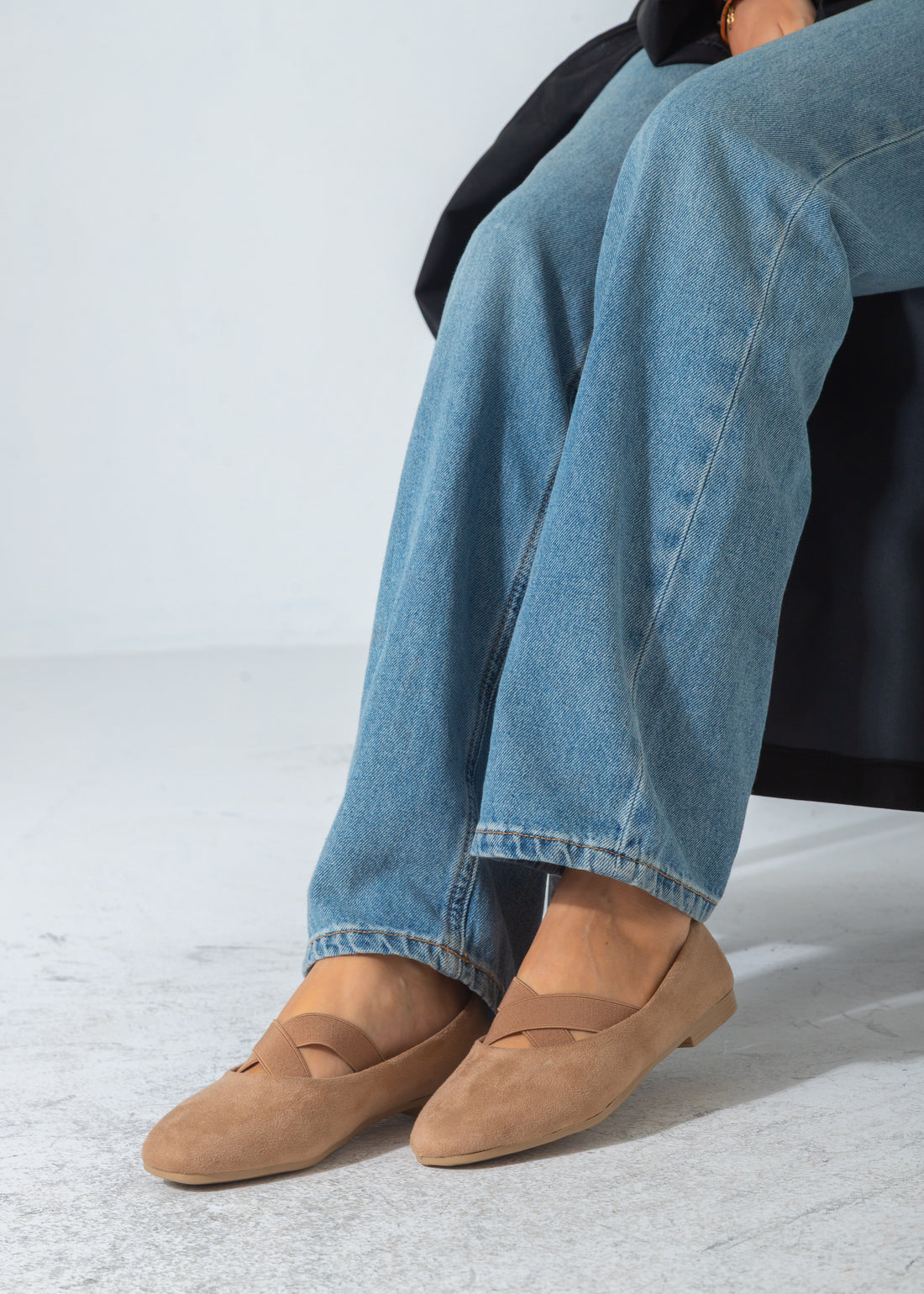 Suede Criss-Cross Elastic Flat-beige