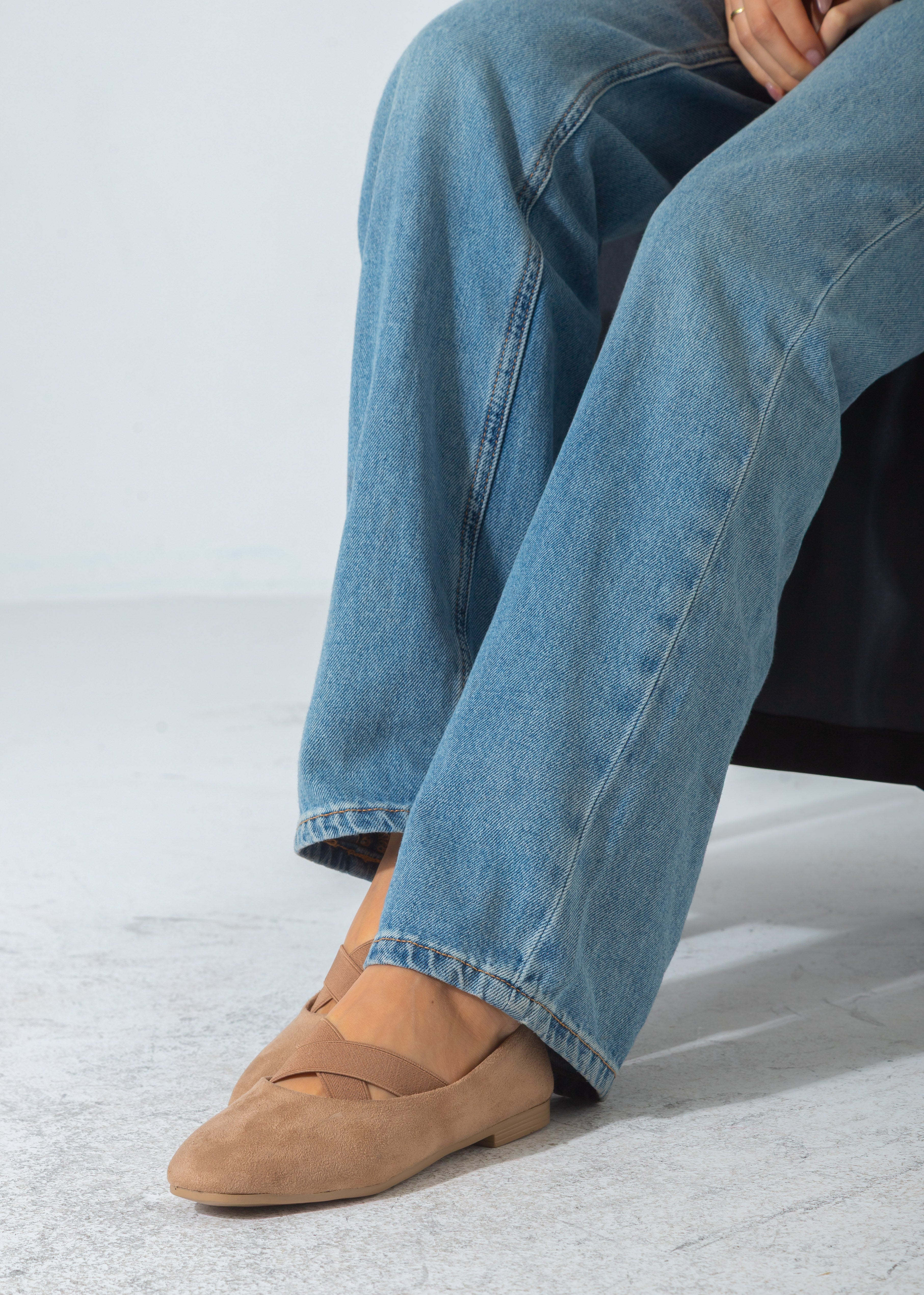 Suede Criss-Cross Elastic Flat-beige