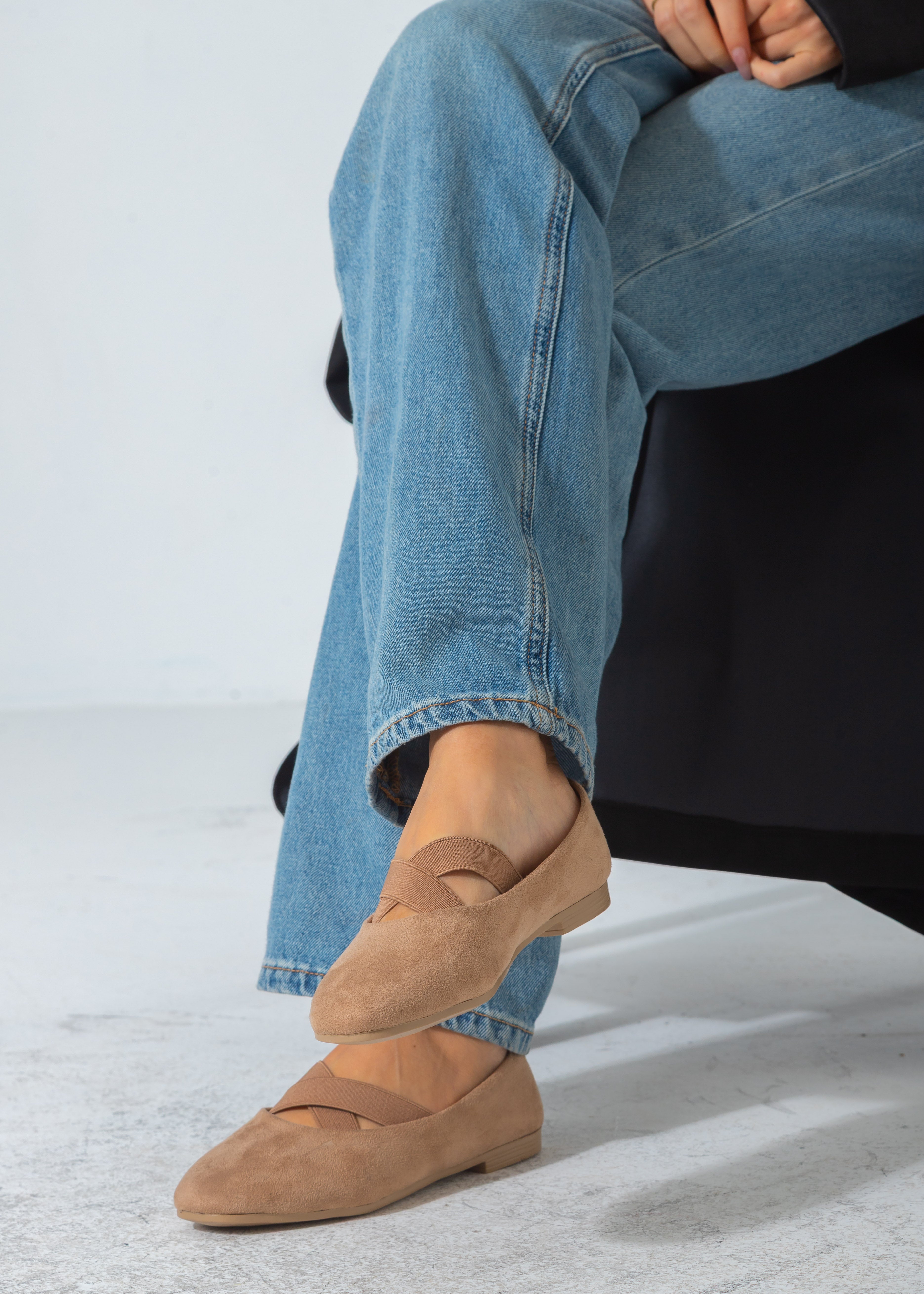 Suede Criss-Cross Elastic Flat-beige