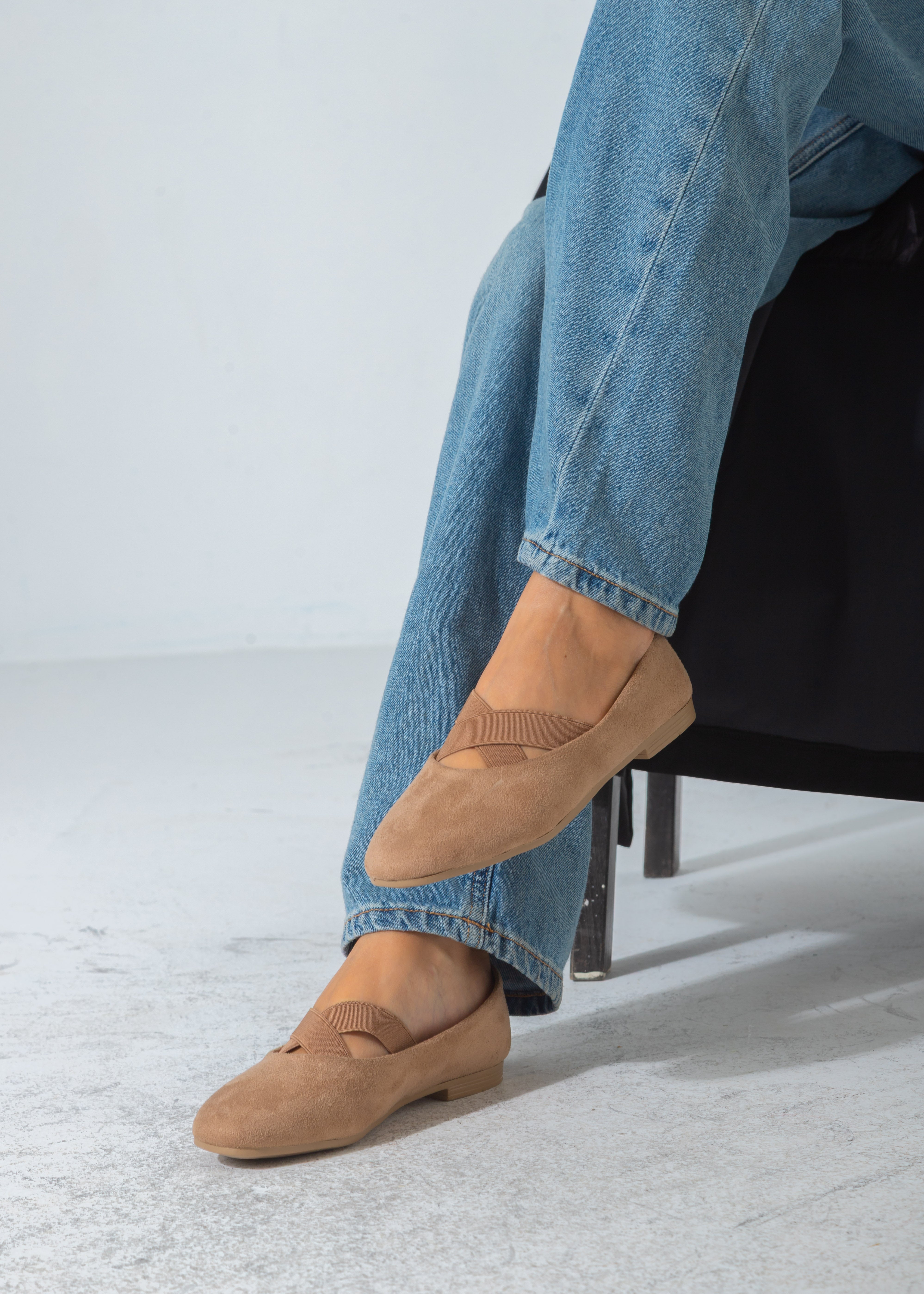 Suede Criss-Cross Elastic Flat-beige