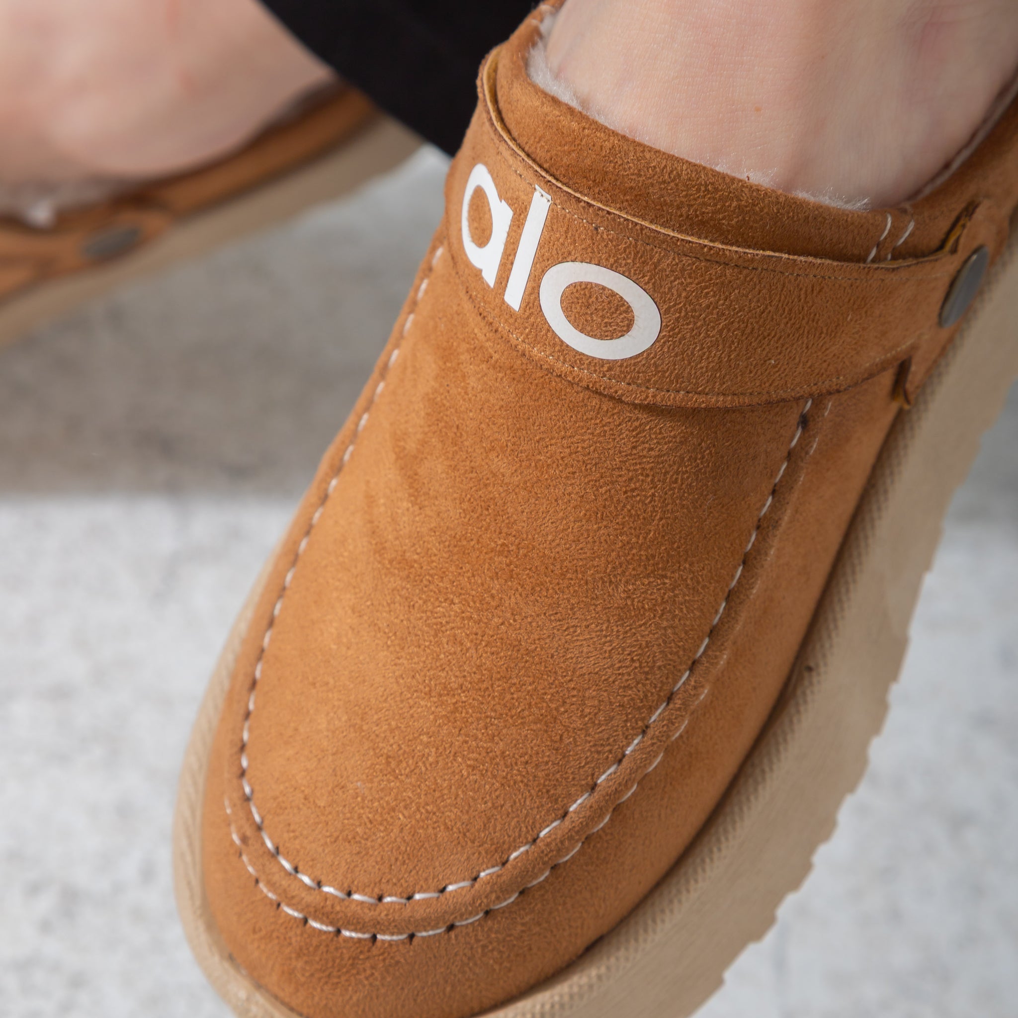 The Cozy Platform Clog-cafe