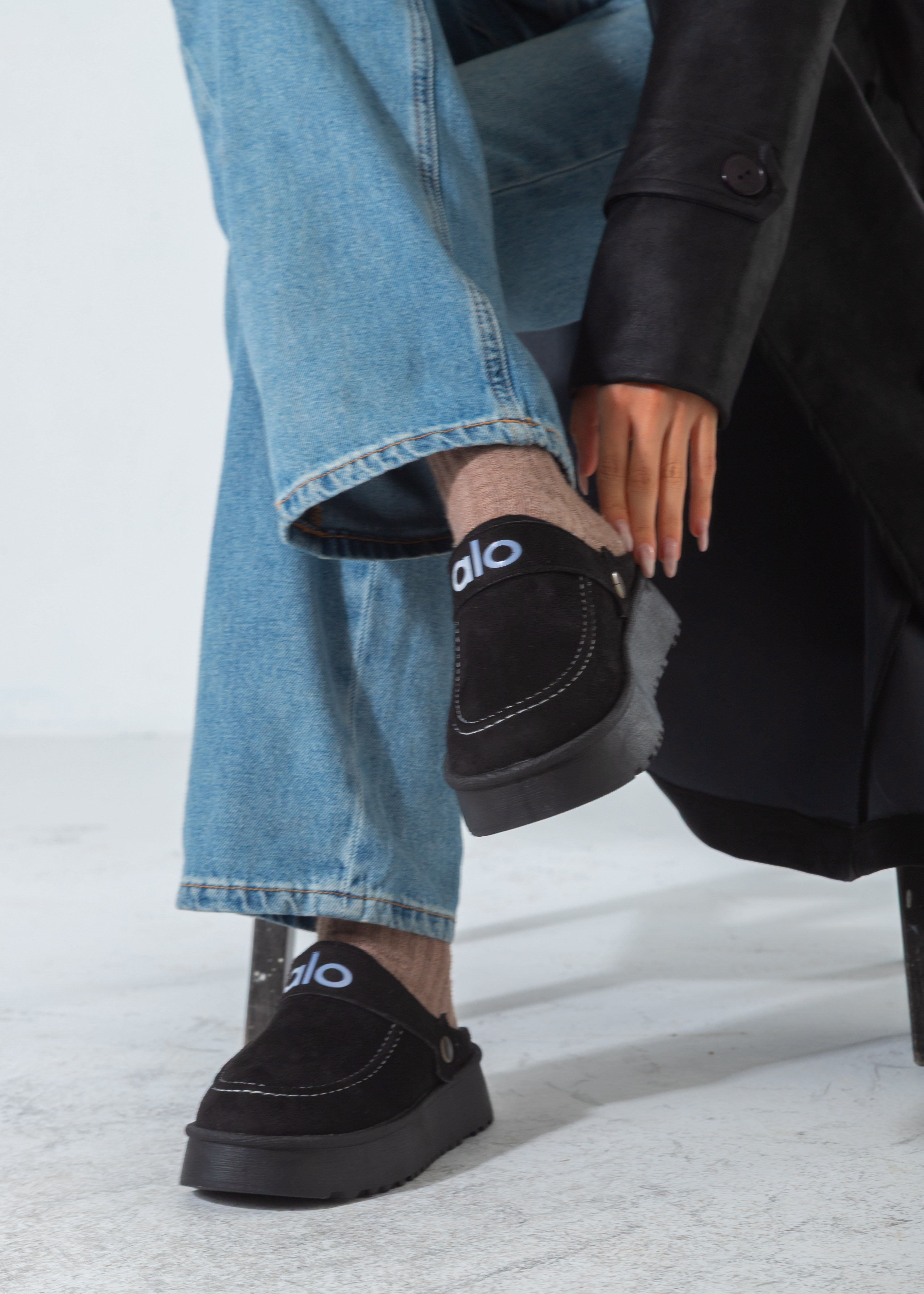 The Cozy Platform Clog-black