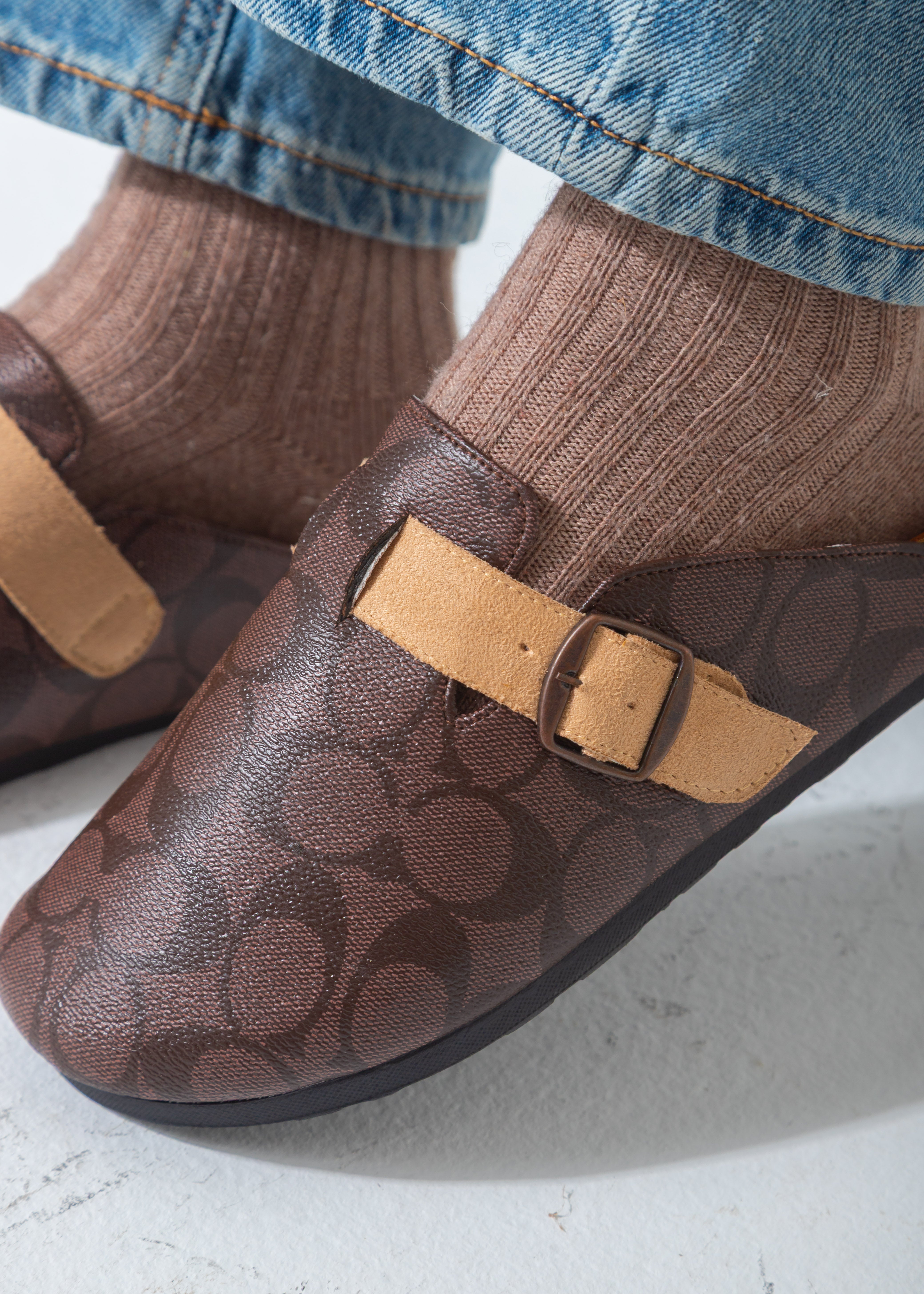 Signature Print Buckle Clog-brown
