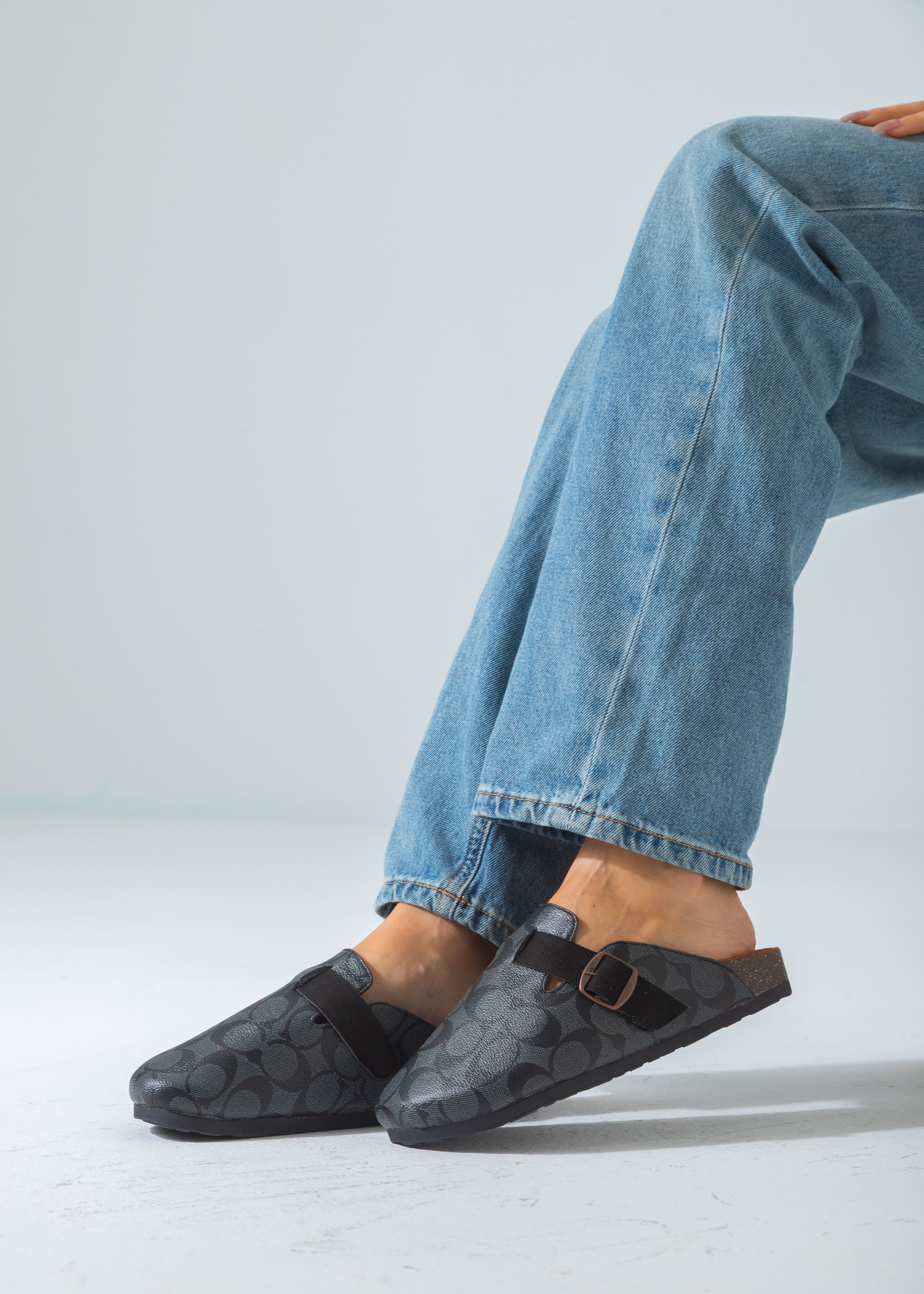 Signature Print Buckle Clog-gray