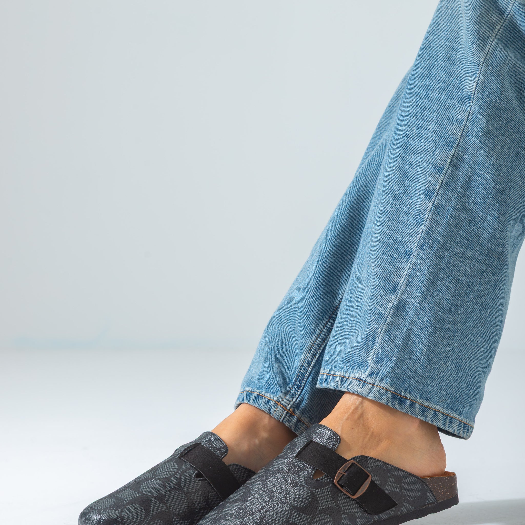 Signature Print Buckle Clog-gray