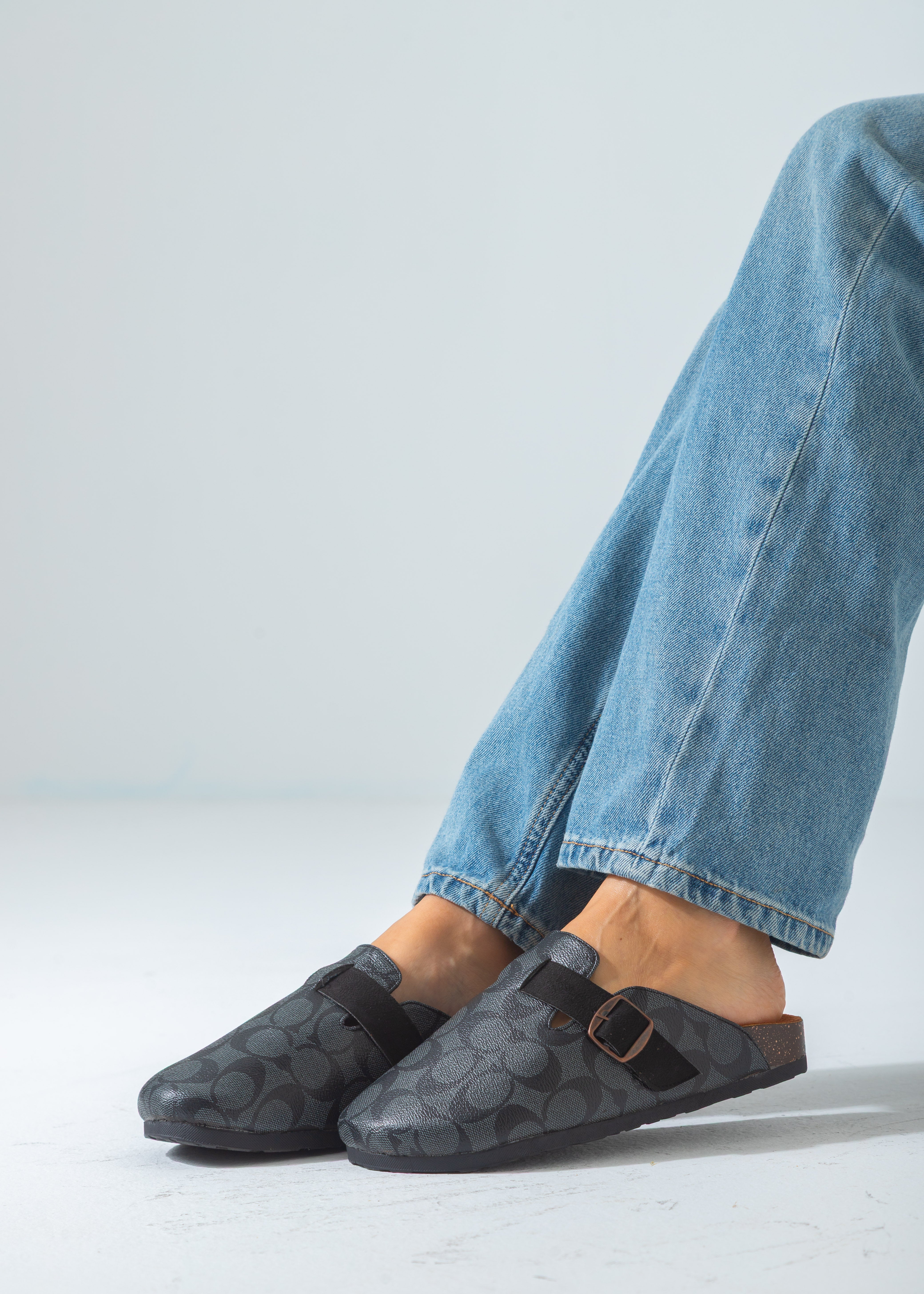 Signature Print Buckle Clog-gray