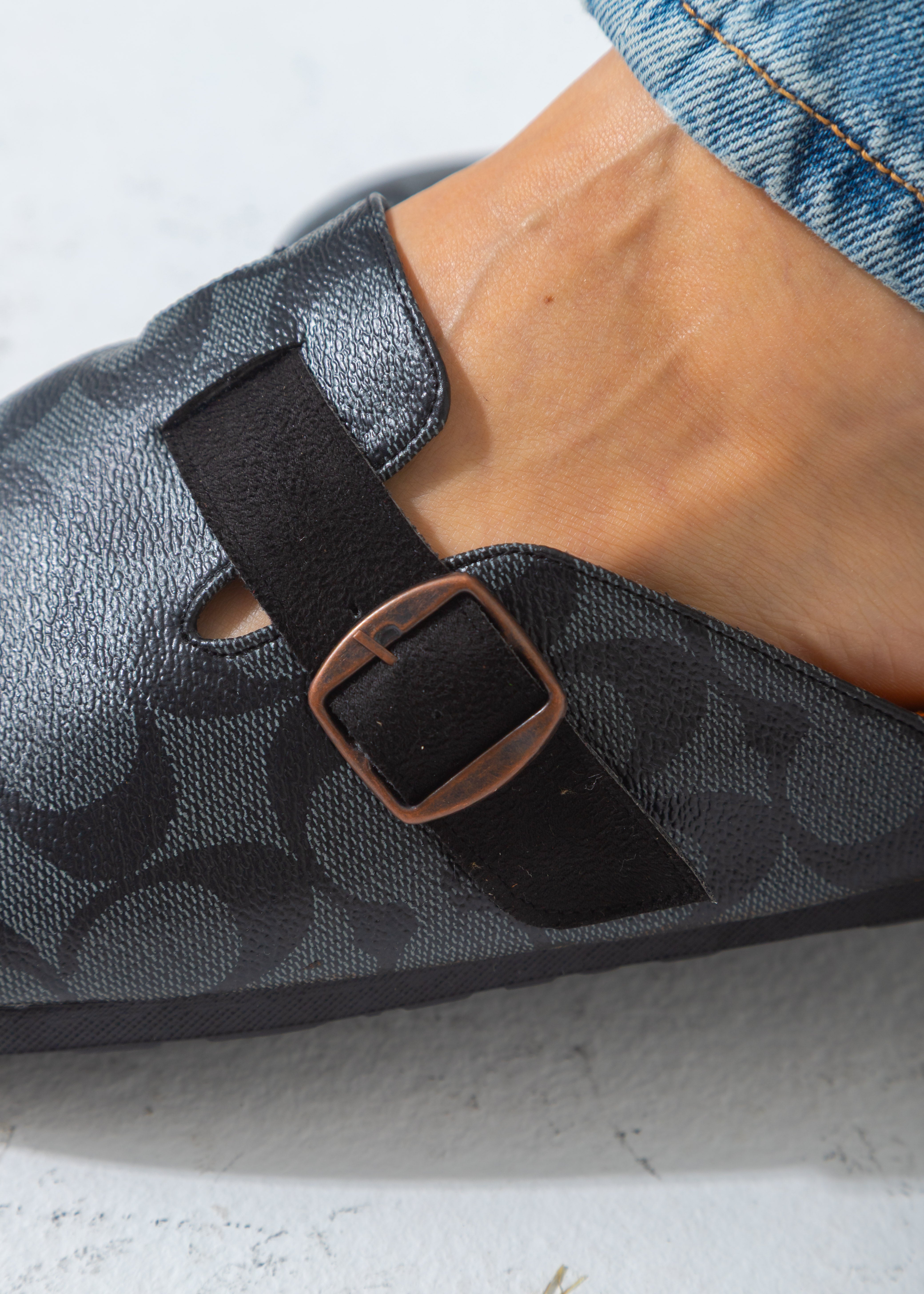 Signature Print Buckle Clog-gray