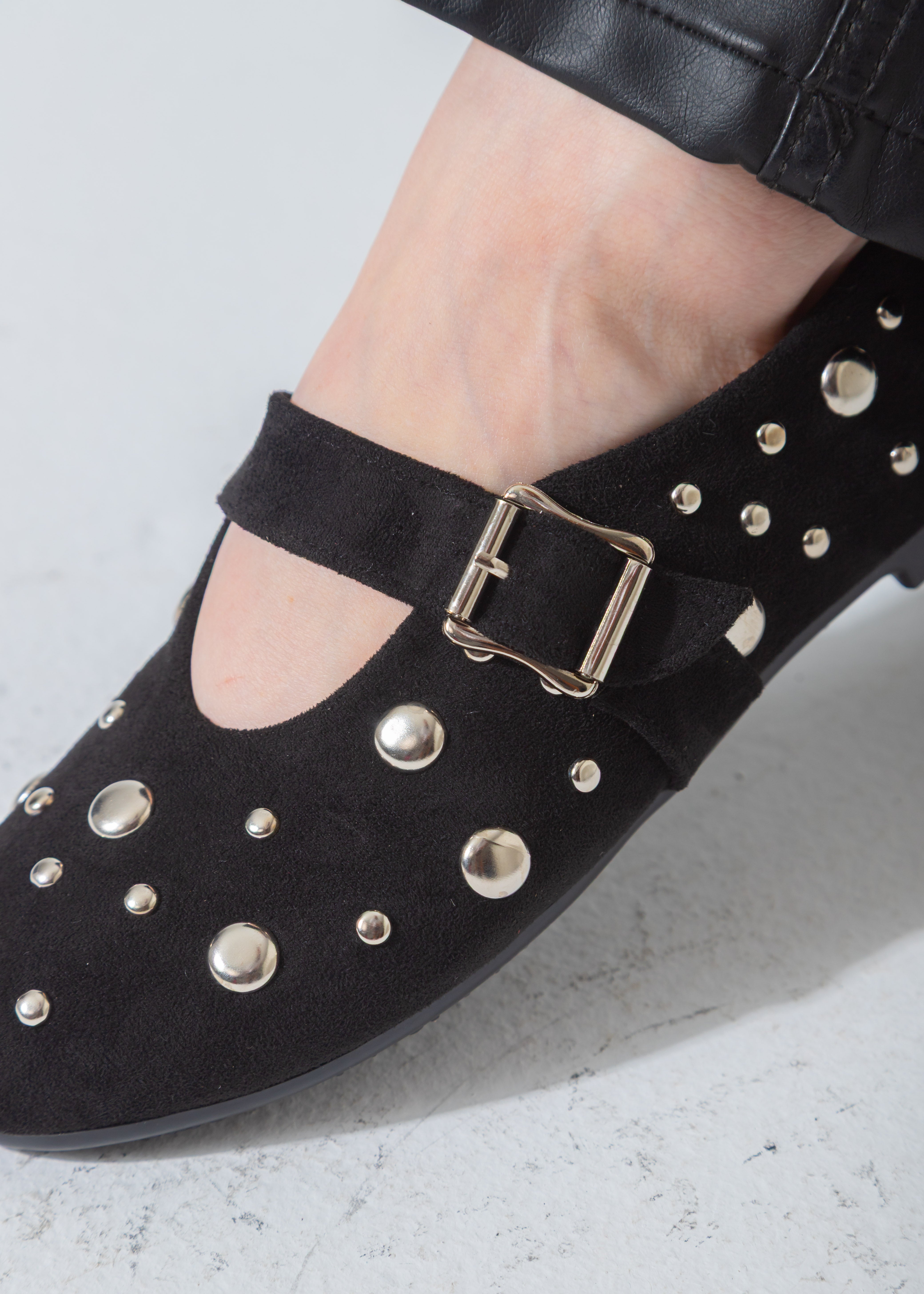 Metallic Rivet Strap Flat-black
