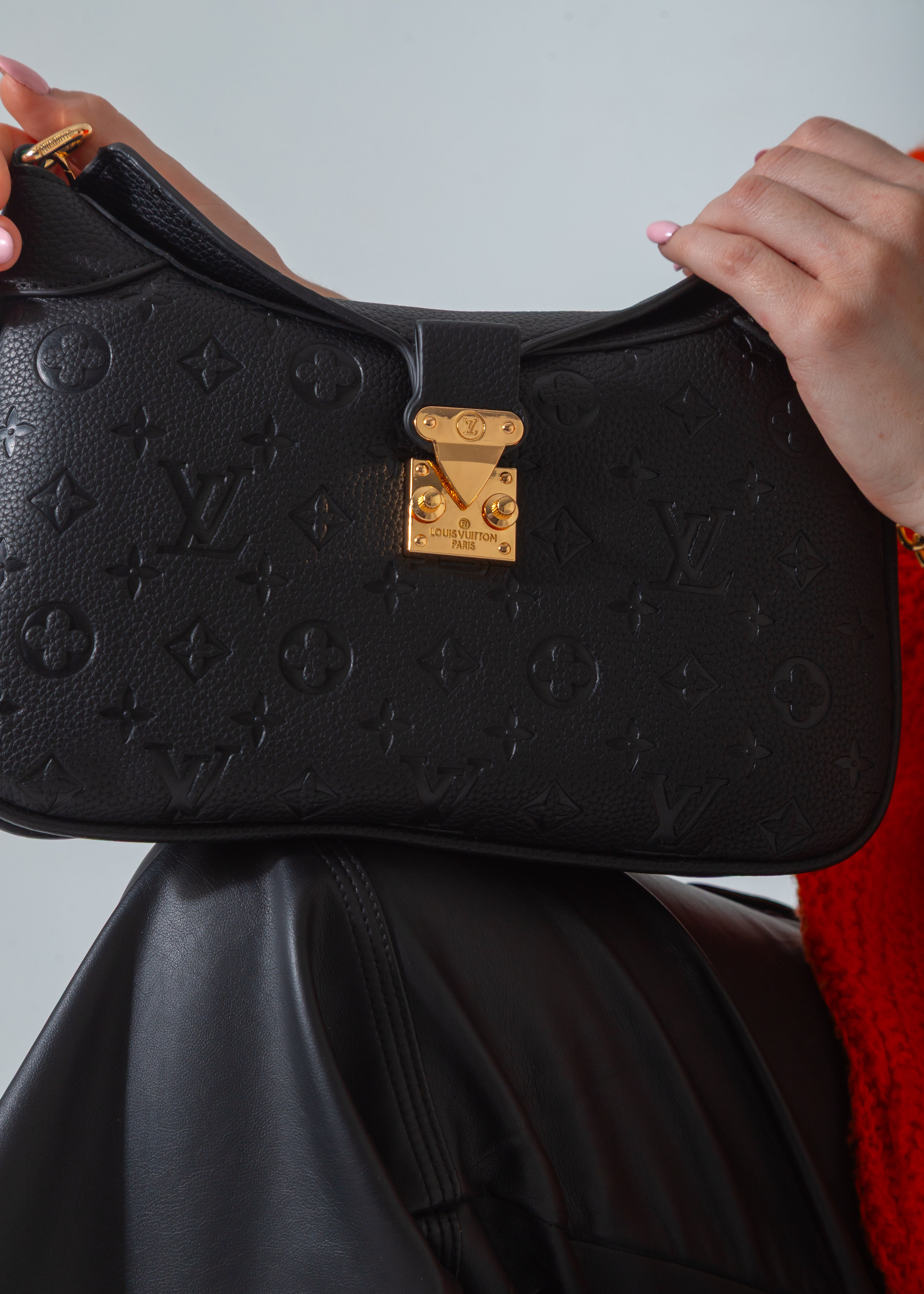 Embossed Chain Shoulder Bag-black