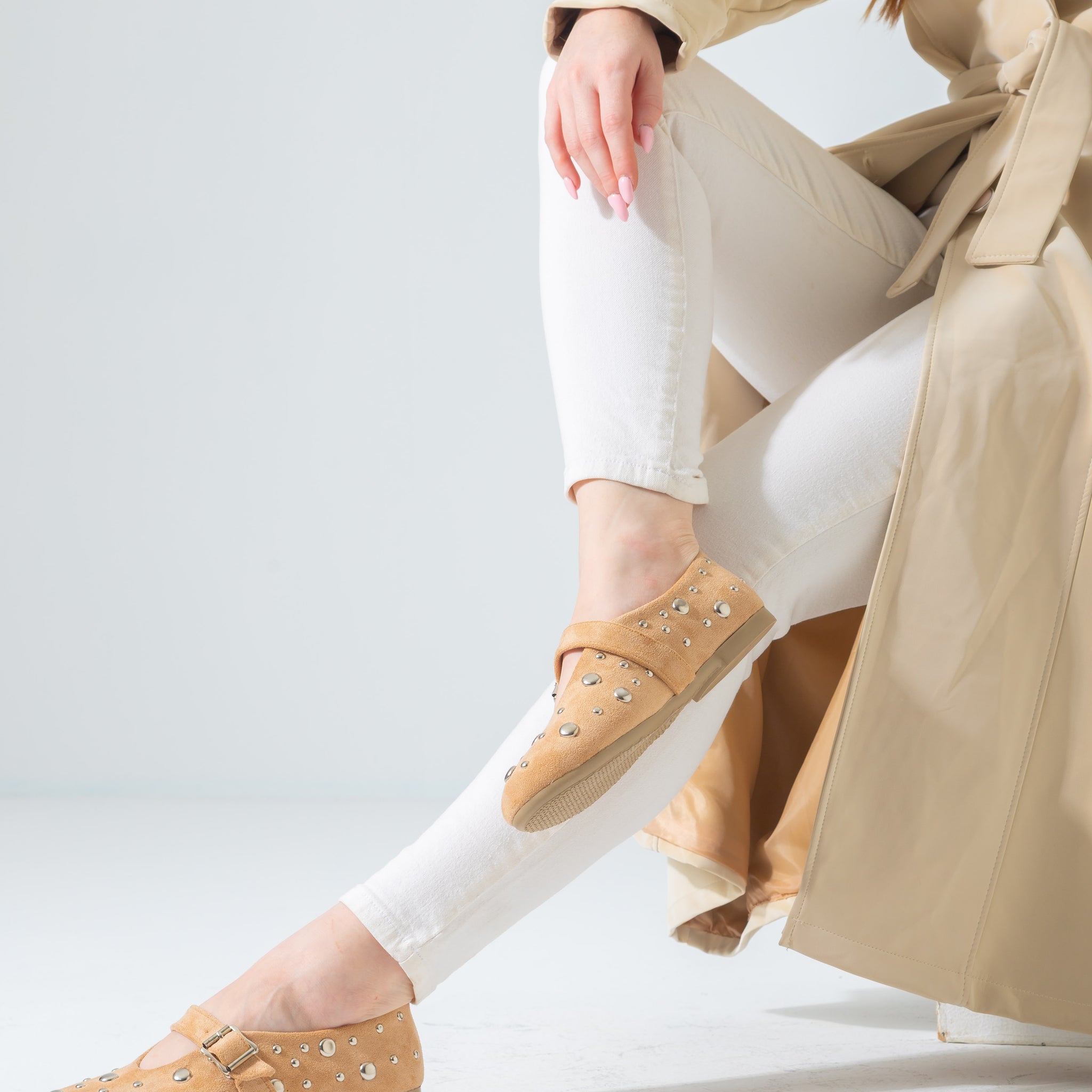 Metallic Rivet Strap Flat-beige