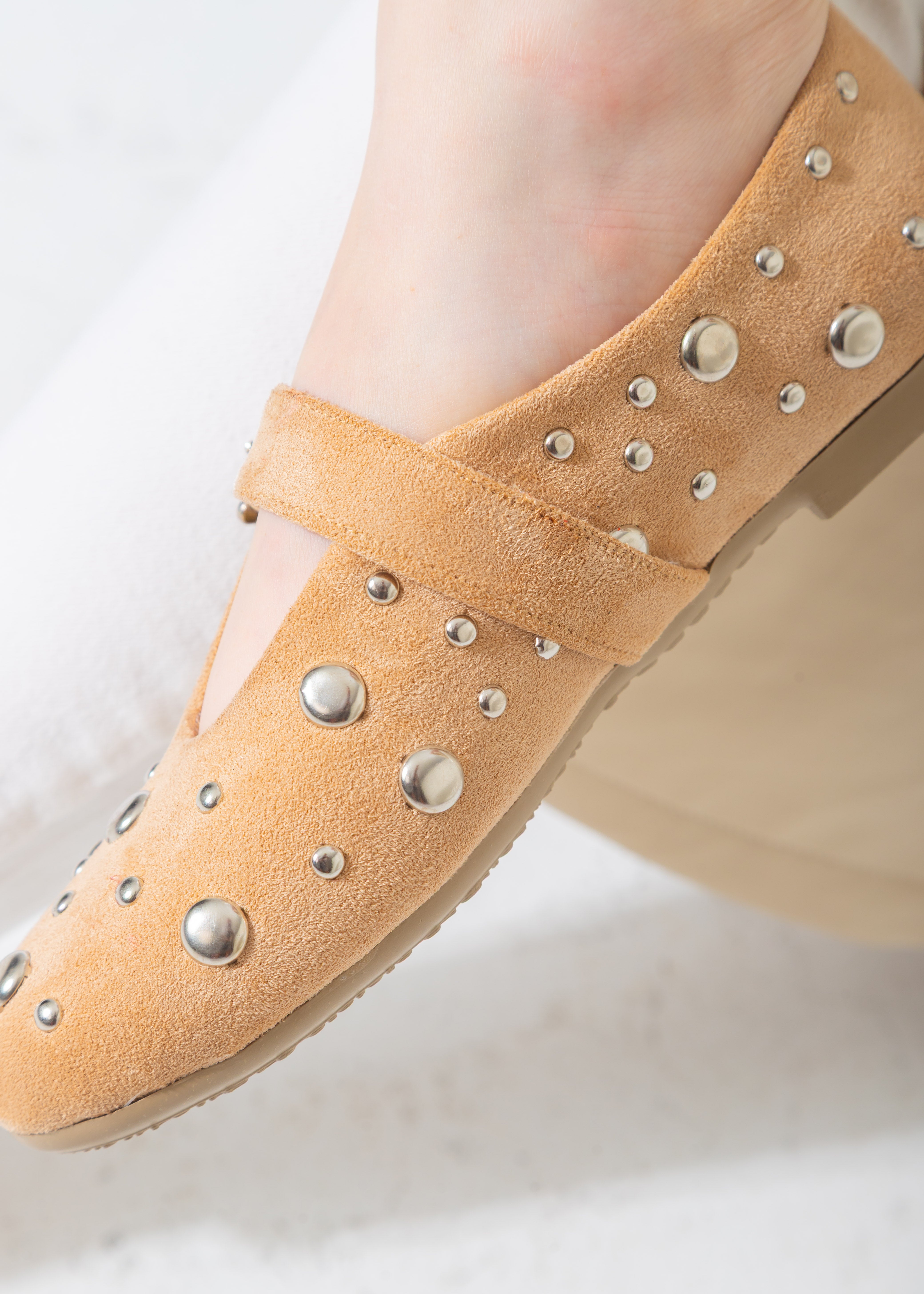 Metallic Rivet Strap Flat-beige