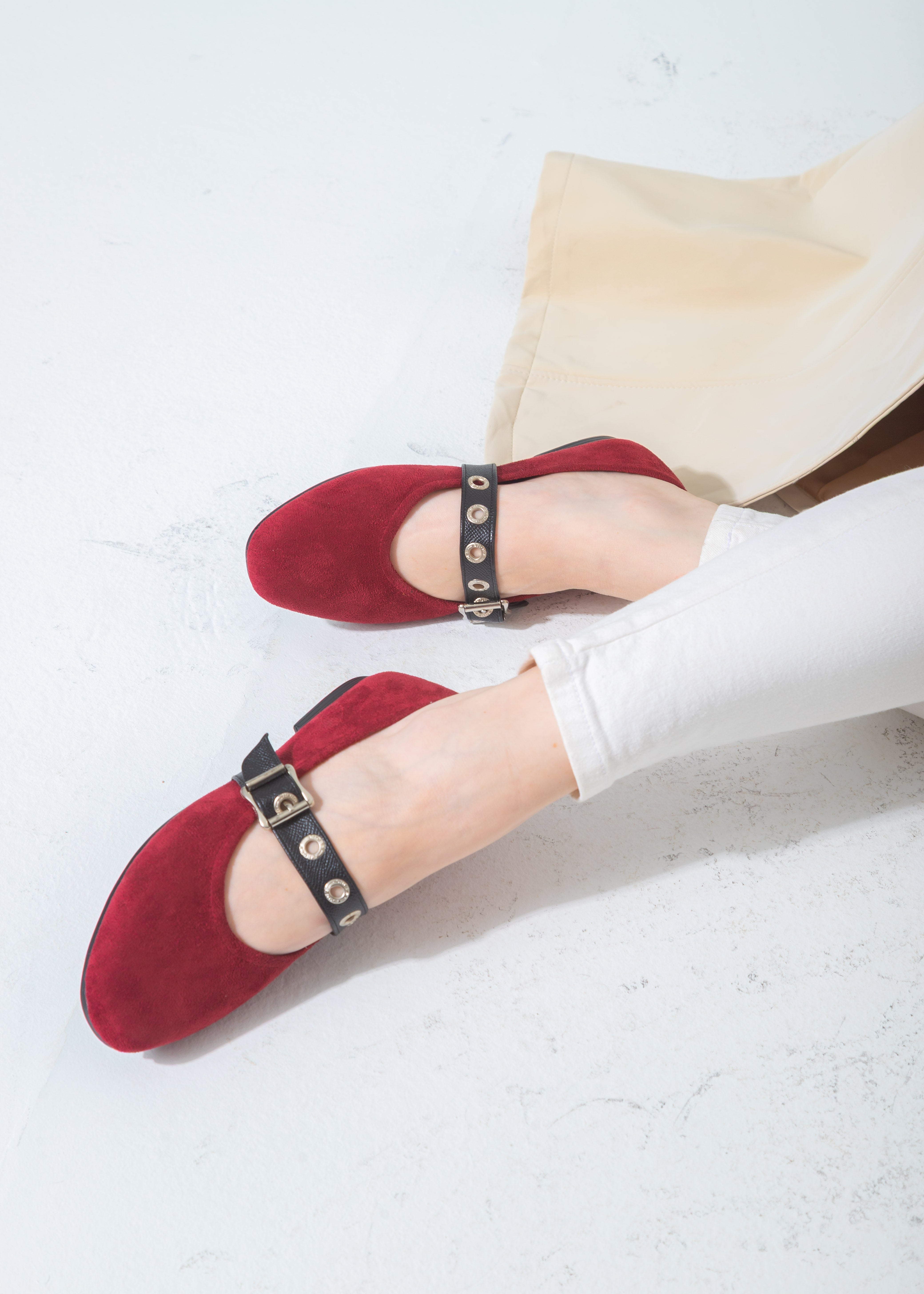 Suede Flat with Buckle and Eyelet Strap-marron