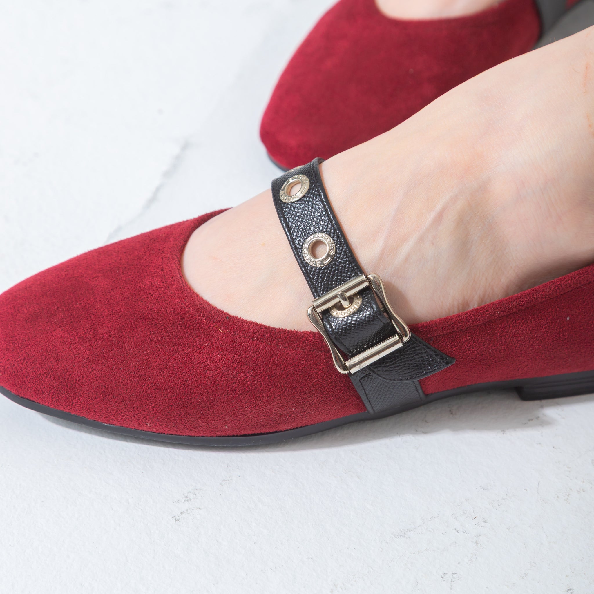 Suede Flat with Buckle and Eyelet Strap-marron