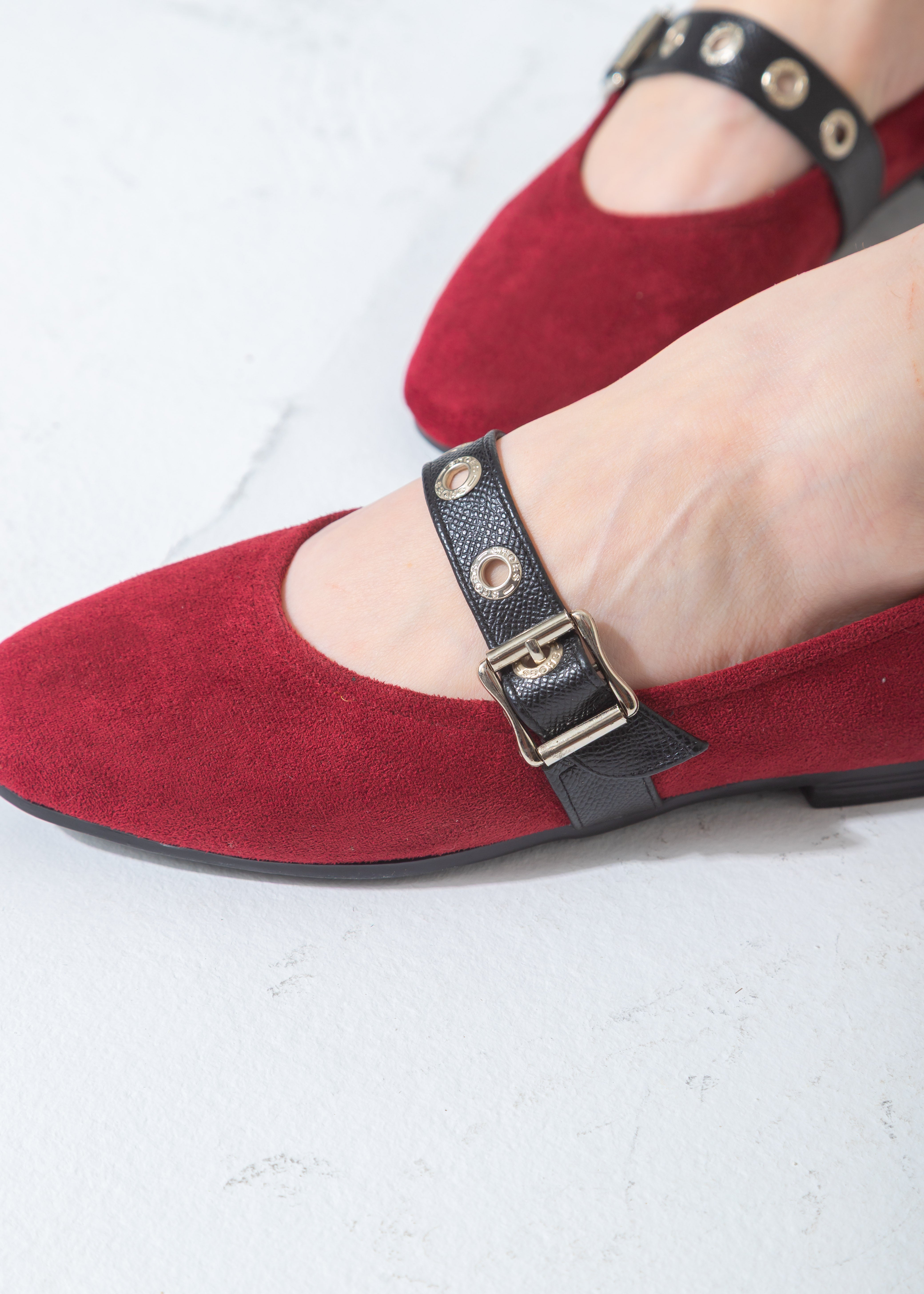 Suede Flat with Buckle and Eyelet Strap-marron
