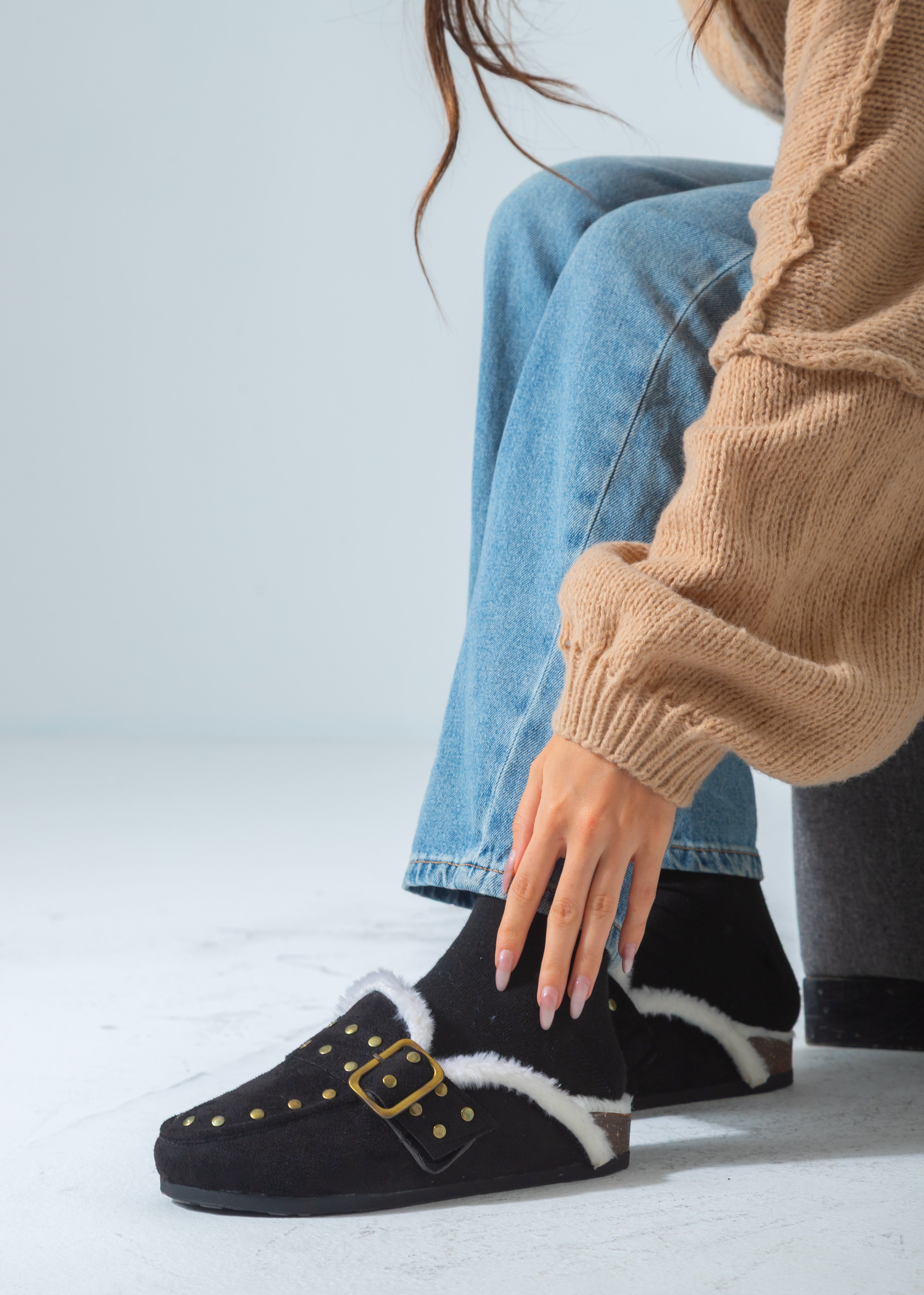 Stud-Detail Cozy Clogs-black