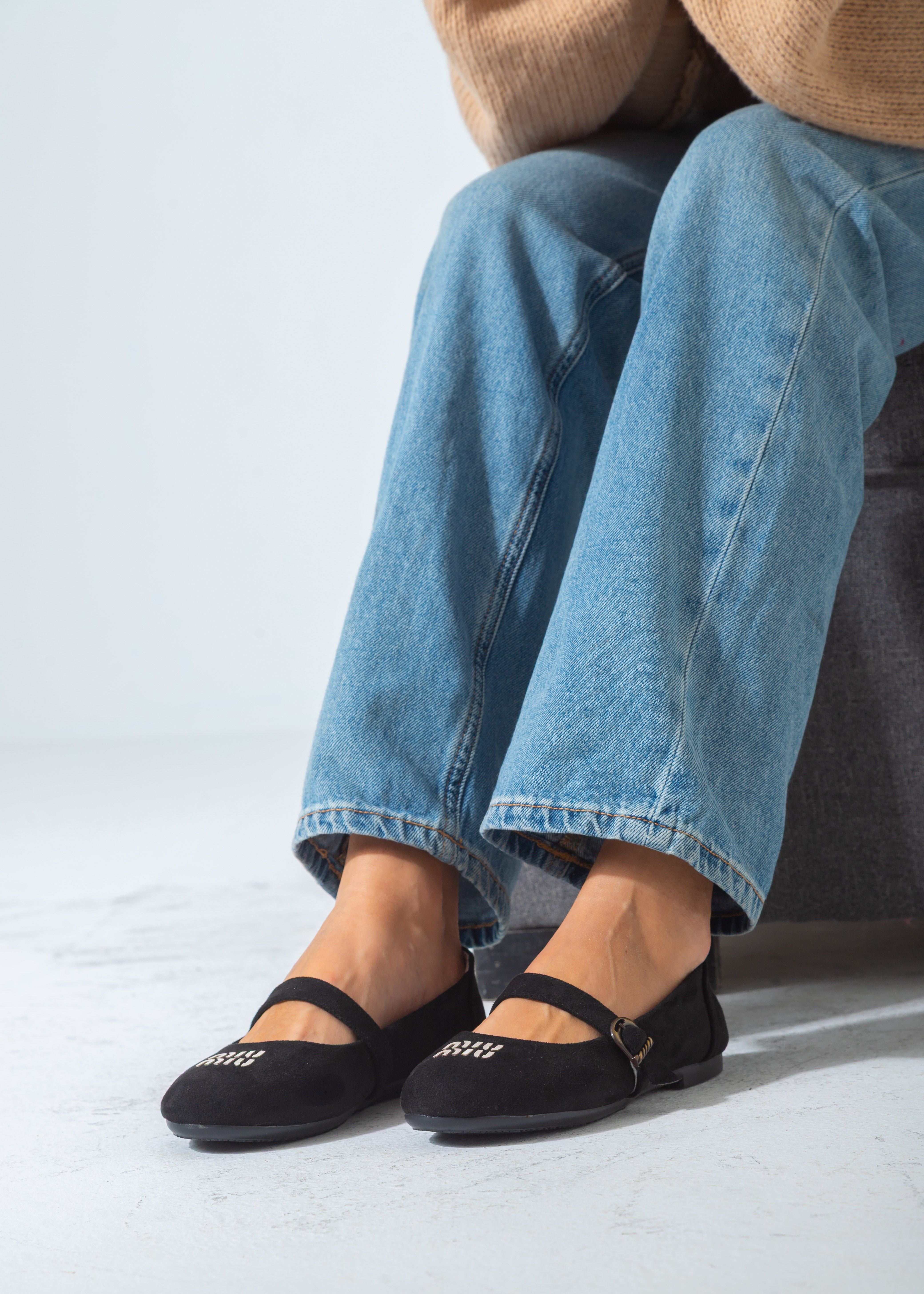 Suede Buckle Strap Flat-black