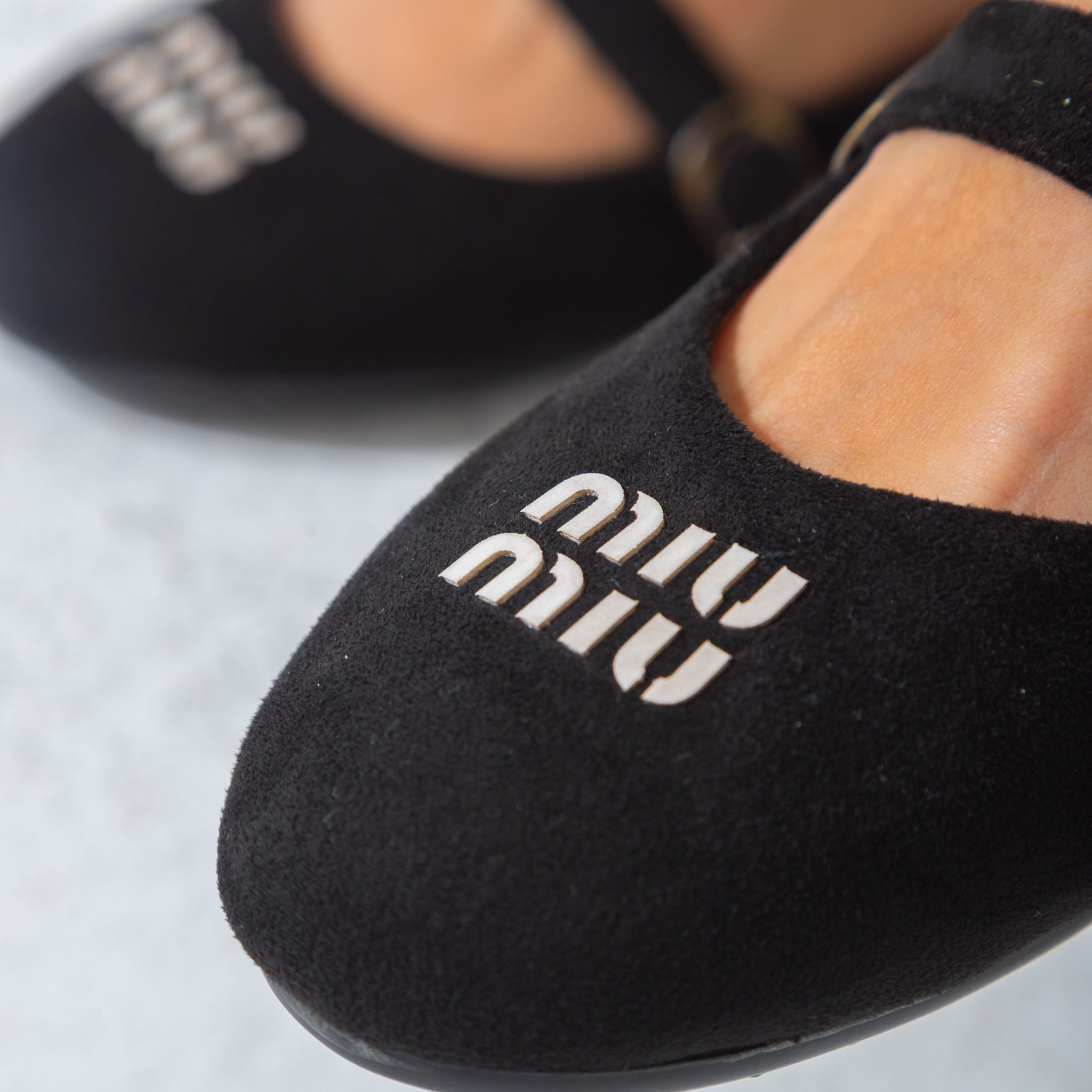 Suede Buckle Strap Flat-black