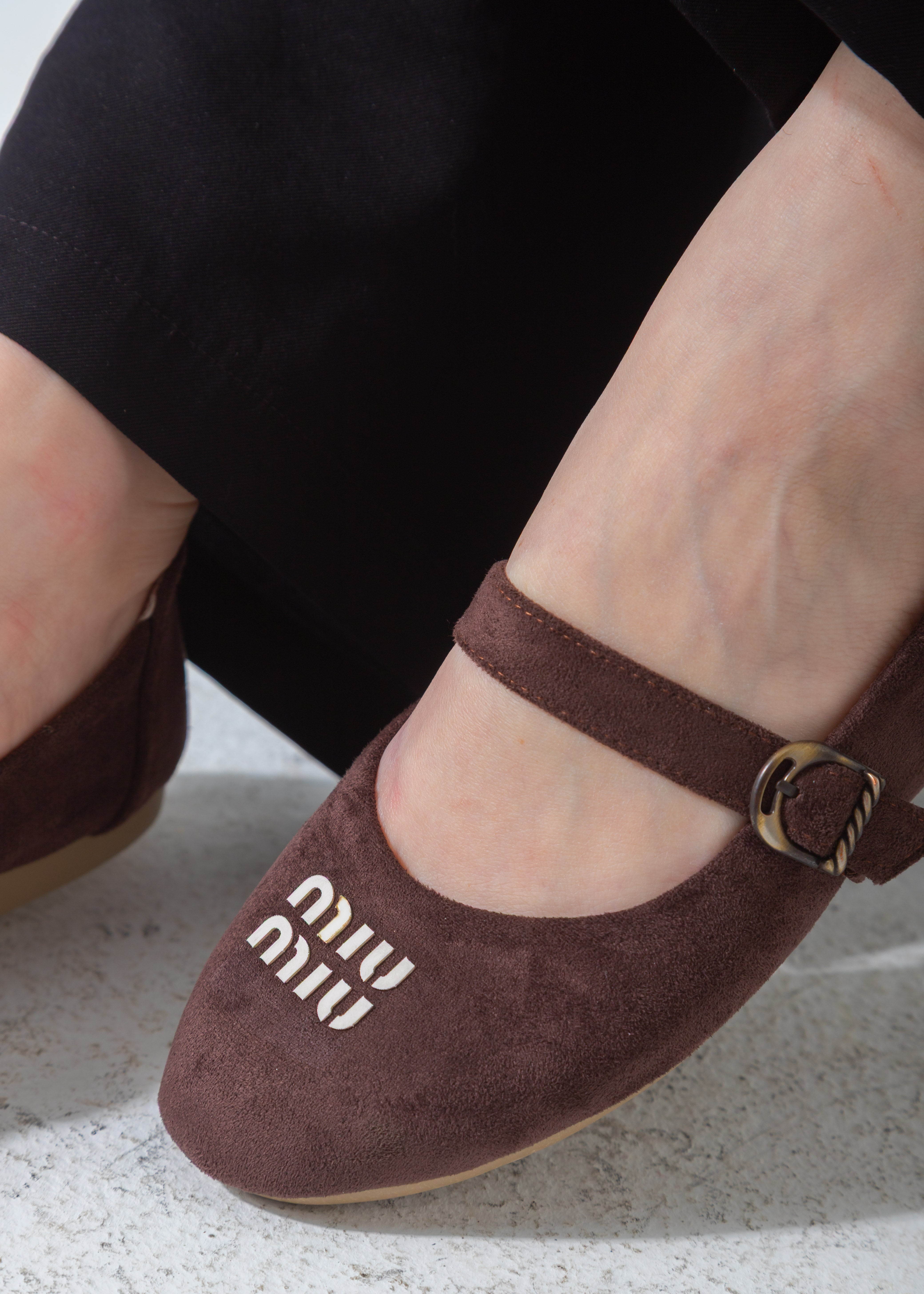 Suede Buckle Strap Flat-brown