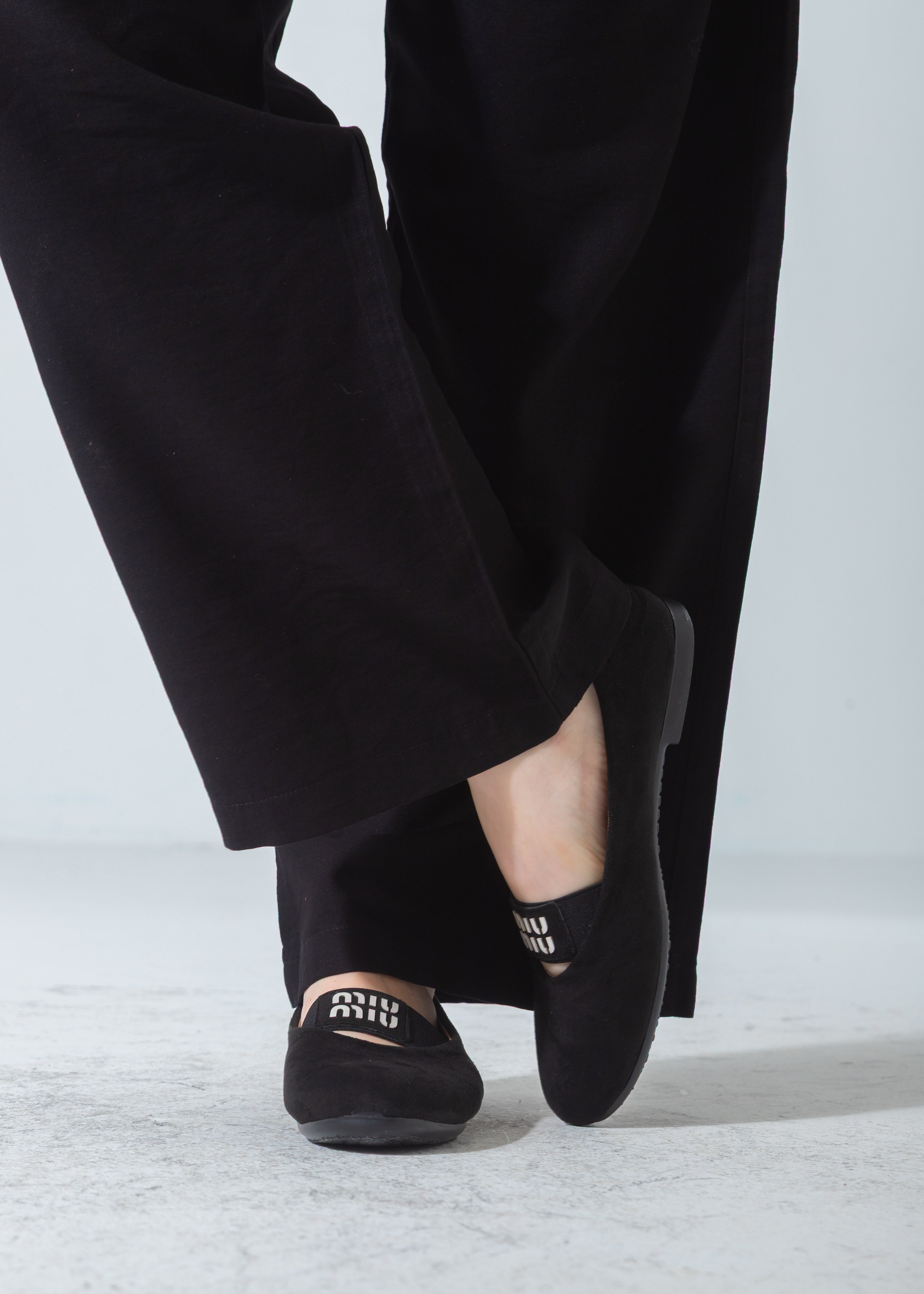 Suede Logo-Strap Flat-black