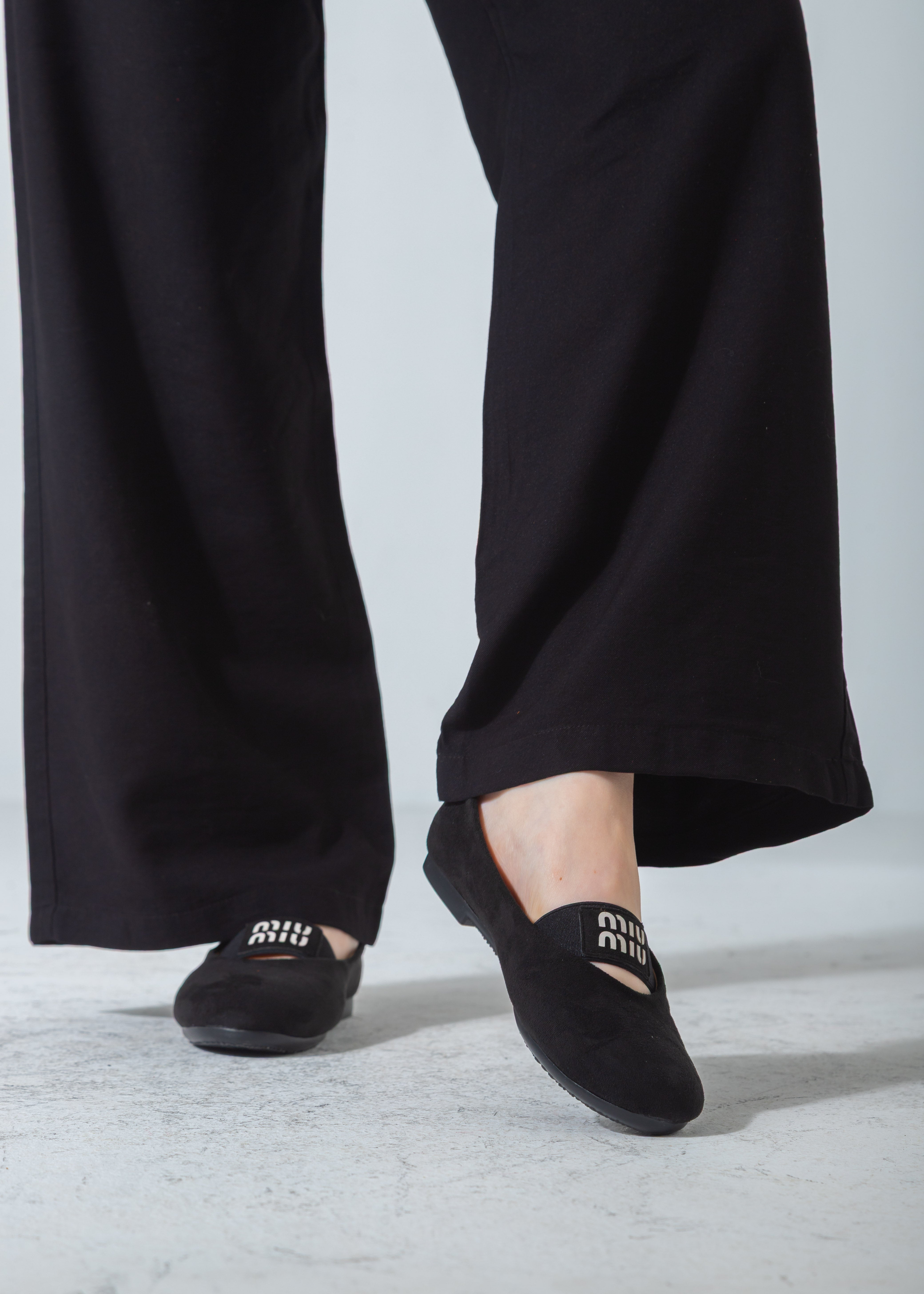 Suede Logo-Strap Flat-black