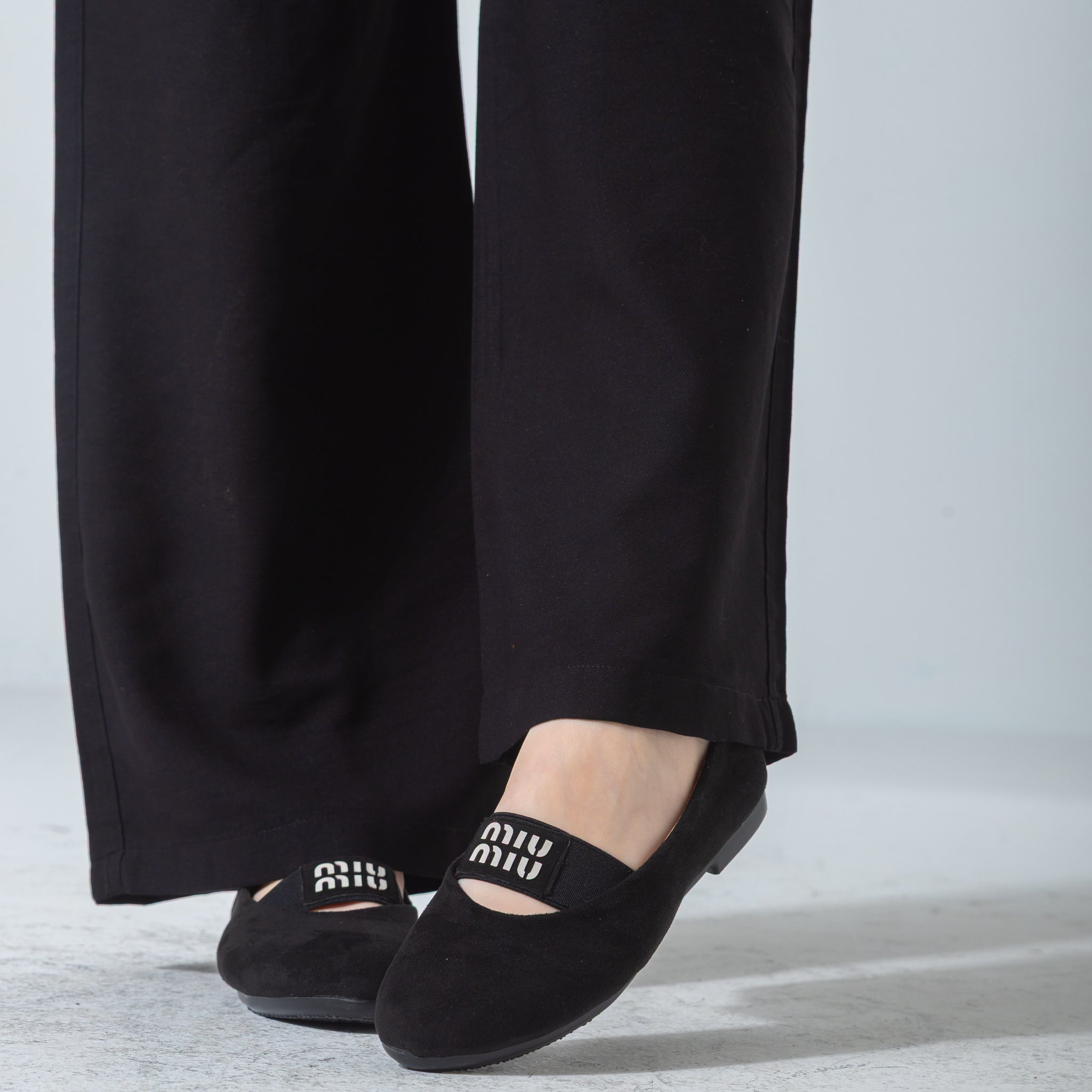 Suede Logo-Strap Flat-black