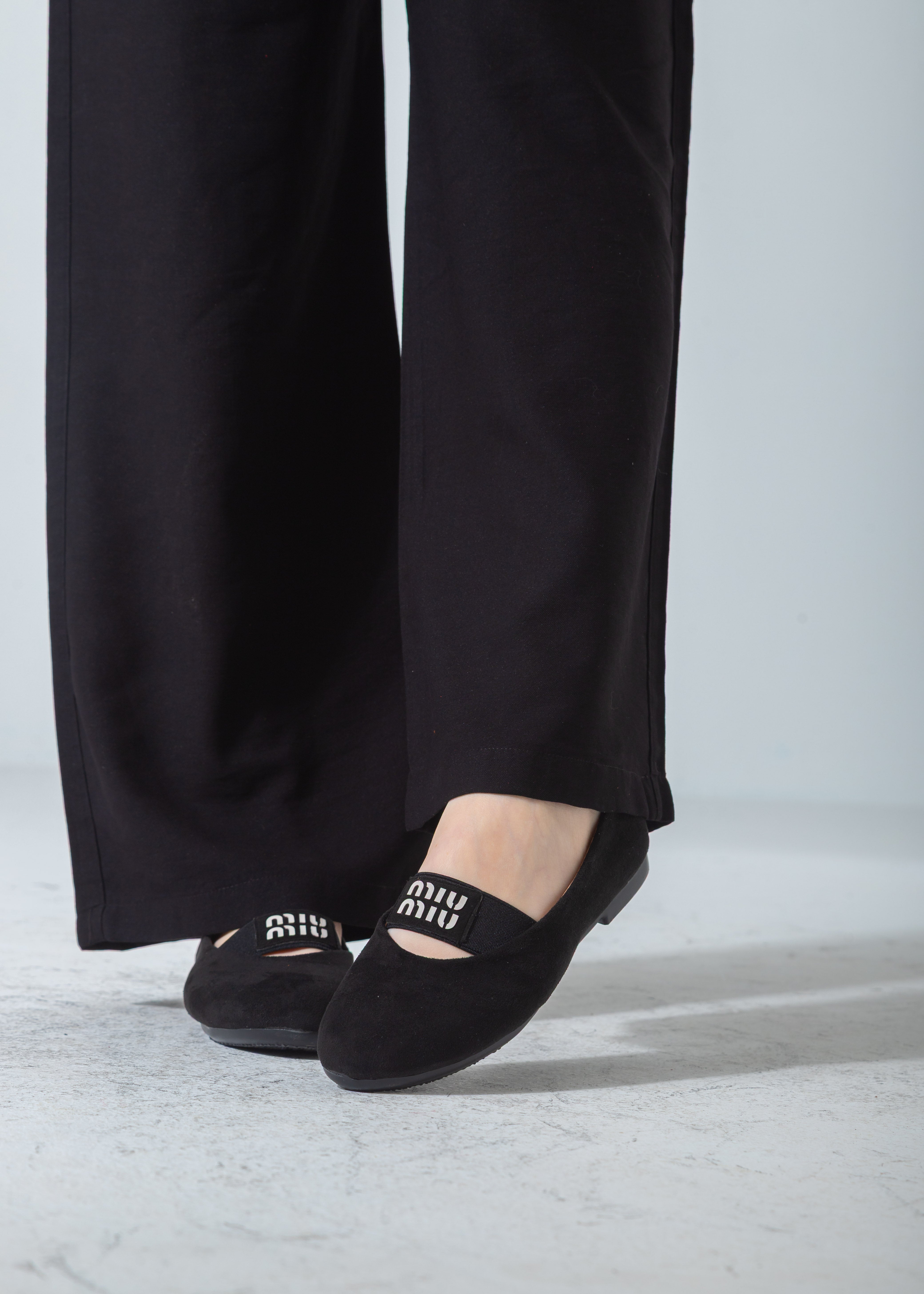 Suede Logo-Strap Flat-black