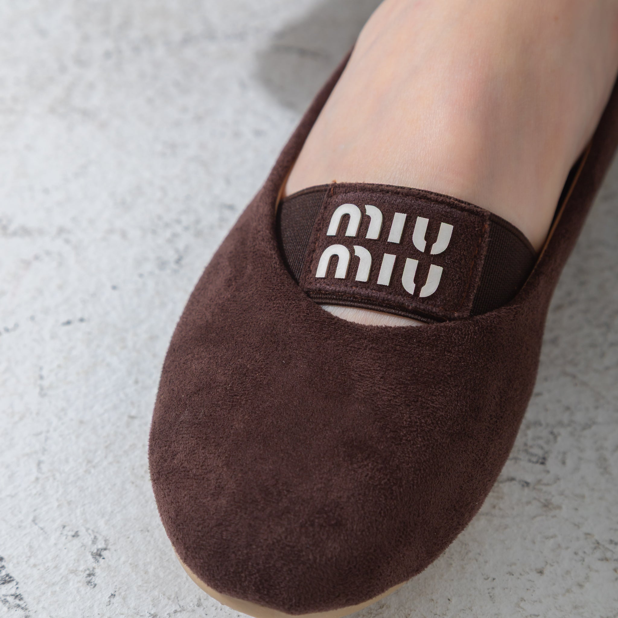 Suede Logo-Strap Flat-brown
